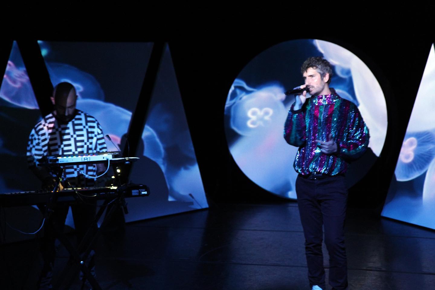 đžđ§âđC'Ă©tait vendredi soir au Centre Ken Saro Wiwa. Mille mercis d'avoir Ă©tĂ© lĂ , mes petits extraterrestres.âš
đMerci Ă Benjamin Gibert pour la sorcellerie des machines et des claviers. Merci Ă Ariane Klein et Vincent Cornet pour les flĂ»tes magiques. Merci Ă AurĂ©lien Altius et Karima Moummad de la Maison Super A pour la scĂ©nographie intergalactique. Et enfin merci Ă Camille et Samuel du Centre Ken Saro Wiwa pour le super accueil !
Photo : julienbressy