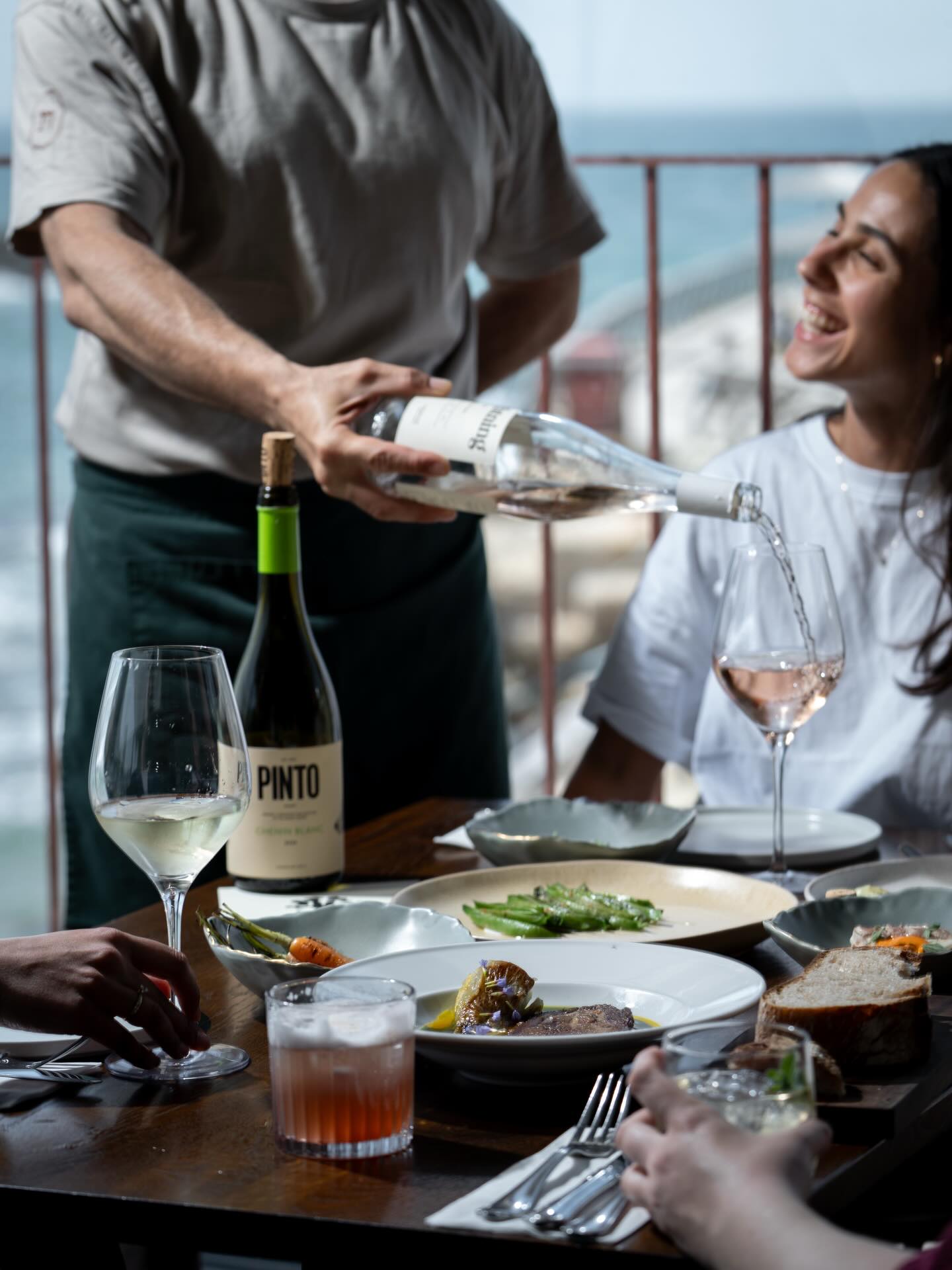 מזג האויר מתעתע, אבל האפרטיבו של תריסר כאן כדי להישאר.
שני עד חמישי בין 18:00 ל־19:00, 15% הנחה על כל התפריט ופתיחת שולחן ב־66 ש”ח לסועד.