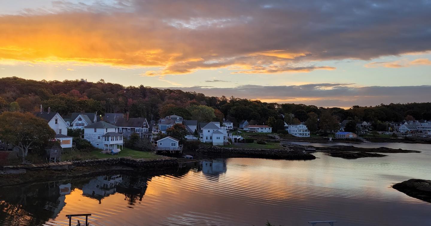 Good morning! โ๏ธ Itโs going to be beautiful & sunny week here in Boothbay Harbor! ๐
#sunrise #octobersunrise #boothbay #boothbayharbor #maine #lifeinmaine #visitmaine #visitboothbay #newengland #thewaylifeshouldbe #innkeeper #hotel #bedandbreakfast #breakfastinbed #oceanview #oceanfront #waterfrontinn #waterfront #hightide #bayside #vacationland #thisplaceinmaine #mainelife #staymaine #mainephotography