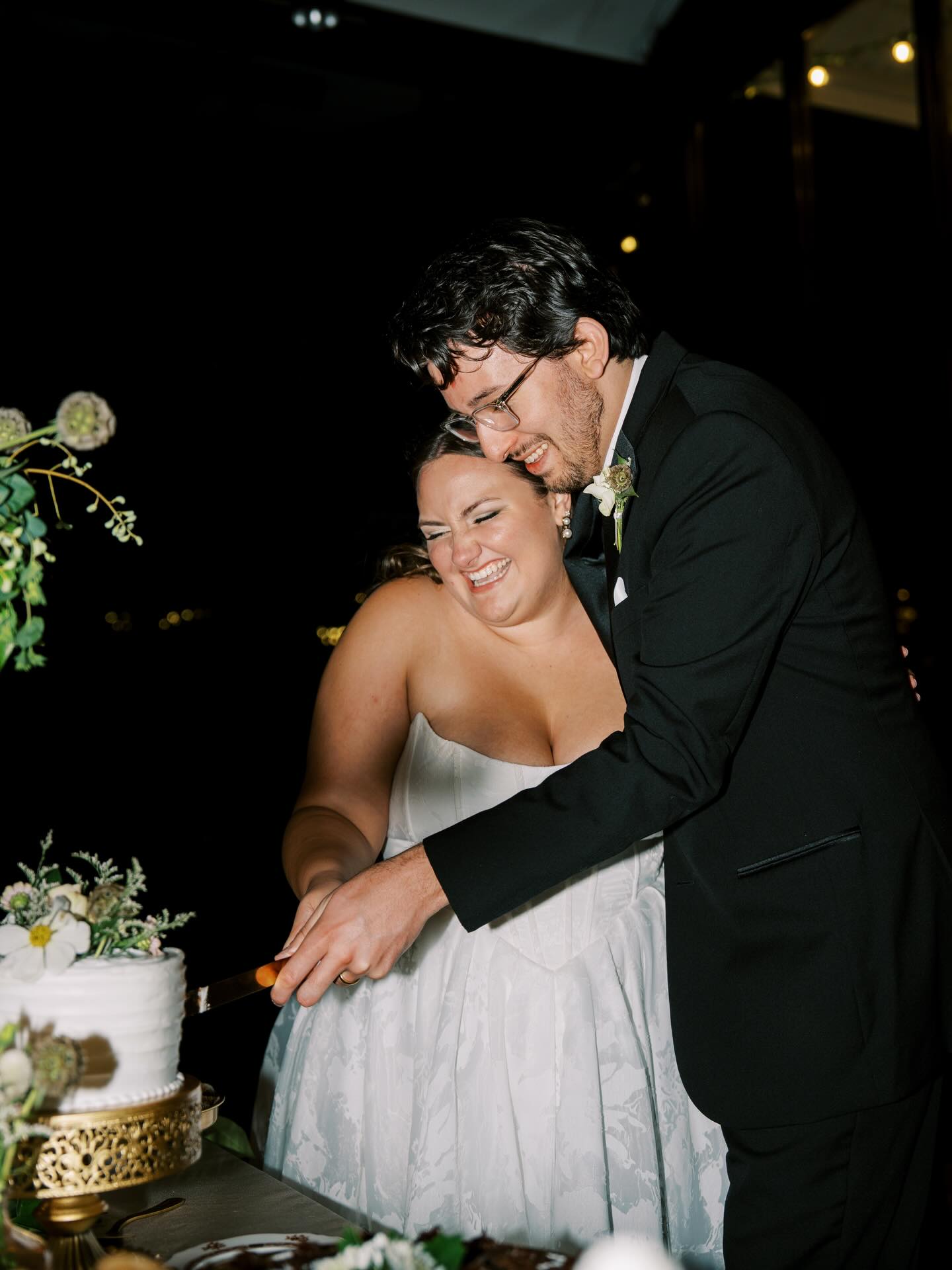 Slice, slice, baby🍰🤍✨🌙
#starrynighteventsrva #starrynighteventsplanner #starrynighteventsrvaflowers #weloveourcouples #starrynighteventsrvacouples
Planning & Florals | @starrynighteventsrva @tanya_m_cornwell
Photography | @kyliehinsonphoto
Videography | @itsjustinbayless
Venue | @thehiddenoaks
Catering | @cater2events
Rentals | @rentequipva
DJ | @djrickdmv
Beauty | @amandaperry.hair.airbrush
Couple | @katembastidas @connorbastidas