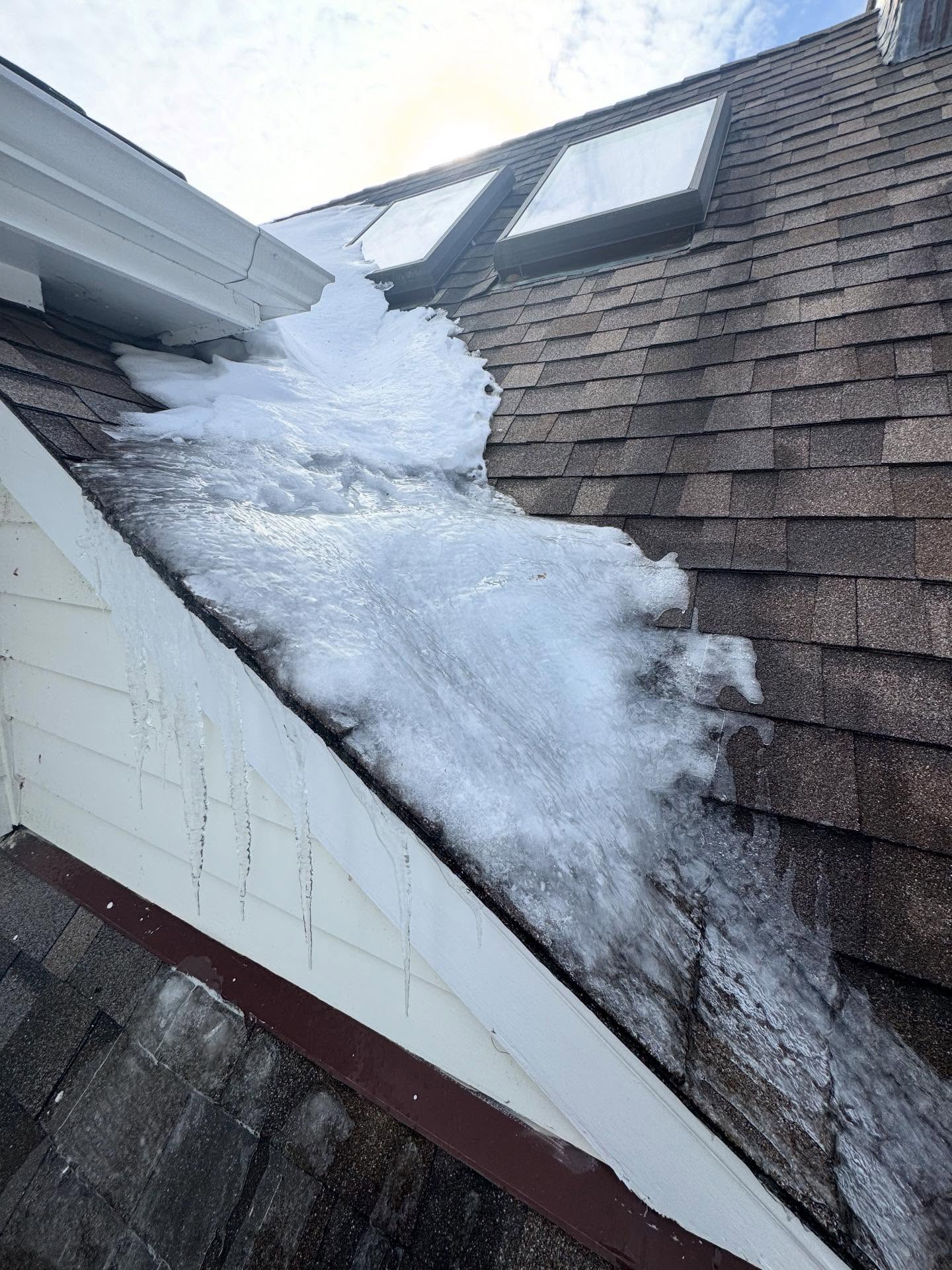 ❄️ Ice Damming & Freeze Damage — What Homeowners Should Know ❄️
When freezing temperatures hit, snow on your roof can melt and refreeze at the edges and valleys — creating dangerous ice buildup known as ice damming.
🧊 Ice blocks proper drainage
💧 Water backs up under shingles
🏠 Leaks into ceilings, walls, and insulation
Freezing weather can also cause pipes to freeze and burst, leading to major water damage inside your home.
Watch for:
• Heavy icicles along gutters
• Water stains or bubbling ceilings
• Sudden leaks or no water flow
If you’re experiencing freeze or water damage, we can help and work directly with insurance companies.
📞 Guidice Contracting Inc — 631-633-4876