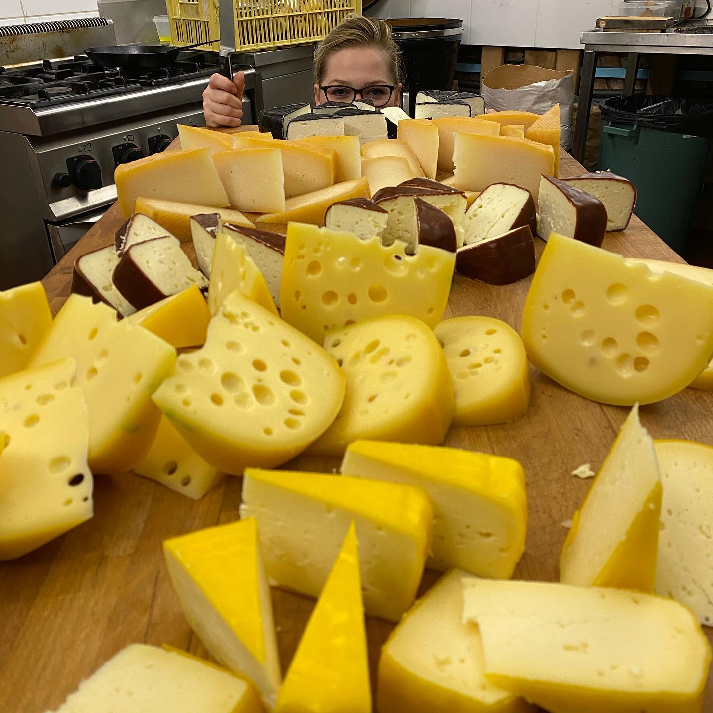 Právě k nám dorazily výborné farmářské sýry z @farma_drzovice. Je libo kravský 🐄 kozí 🐐 nebo ovčí? 🐑 Všechny máme skladem, tak se zastavte ochutnat a vybrat ten co Vám bude chutnat nejvíce. 🤤 Těšíme se na Vás a přejeme Vám příjemný zbytek víkendu. 🙋♂️
#syry #farma #praha #market #restaurace #artfood
#local #cheese #farm #green #art #food #foodlover #foodie #yummy #nofilter #prague #restaurant