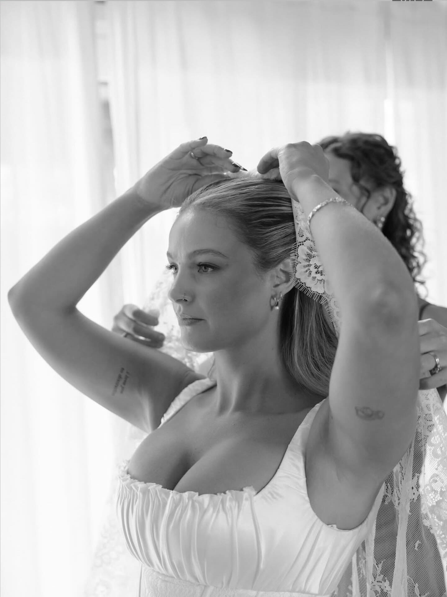 Veil time = go time!
Before your stylist leaves they’ll show your bridal party how to place your veil AND how to take it out without ruining your hair so you can take it in and out as you please 💕
Bride NYSSA captured by @oliverhartley.studio at @worrowing with makeup by ASH & hair by MON x