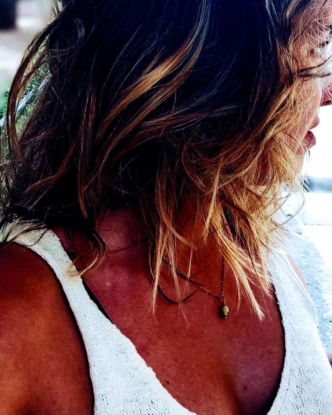 🔇 Stilte, alsjeblieft! 🤫 Bij onze kapper- en schoonheidsspecialiste krijg je niet alleen een geweldige haar- of huidbehandeling, maar ook een moment van pure rust. 🧖♀️🌿
Geef toe, soms heb je gewoon even behoefte aan stilte. Geen gebabbel over het weer of de nieuwste roddels. Gewoon jij, je gedachten en de magische handen van onze experts. ✨
Of je nu je lokken laat knippen, stijlen of opsteken- elk bezoek aan onze salon is een kans om te ontsnappen aan de drukte van het dagelijks leven. Laat je zorgen wegsmelten terwijl we jouw innerlijke godin naar voren halen. 💁♀️✨
En laten we eerlijk zijn, wie heeft er tijd voor small talk als er zoveel moois gebeurt? Terwijl wij ons concentreren op jouw stralende look, krijg jij de kans om te genieten van heerlijke stilte. Het is bijna alsof we een VIP-behandeling bieden voor je geest én je uiterlijk! 😍👑
Dus waar wacht je nog op? Kom langs en ervaar de magie van stilte bij elke behandeling. Het wordt een ervaring die al jouw zintuigen zal prikkelen - zonder woorden! 🤐💆♀️ Boek vandaag nog jouw momentje van rust en ontspanning.
Stilte is goud waard... en wij hebben genoeg in huis! 💎✨
#stilte
#vipbehandeling
#kapperenschoonheidssalon #momentvanrust #hoogsensitief
#2800love