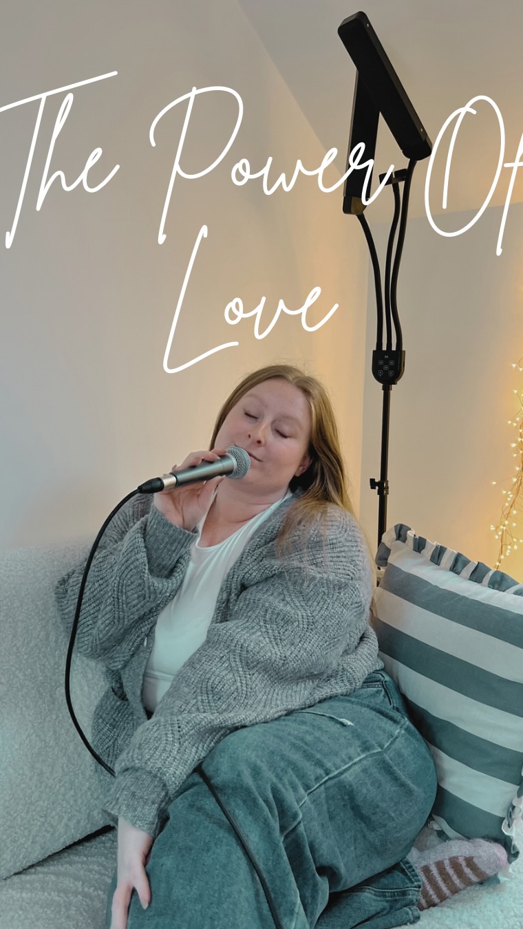 What goes on in a singers head when singing. For me it’s often lyrics and random technique memos. That doesn’t mean while singing I can’t control my system, adjust the sound, deal with a minor tech difficulty or even communicate with others. As singers we are master multitaskers - that’s part of the fun.
Track by @acousticbacksandtracks