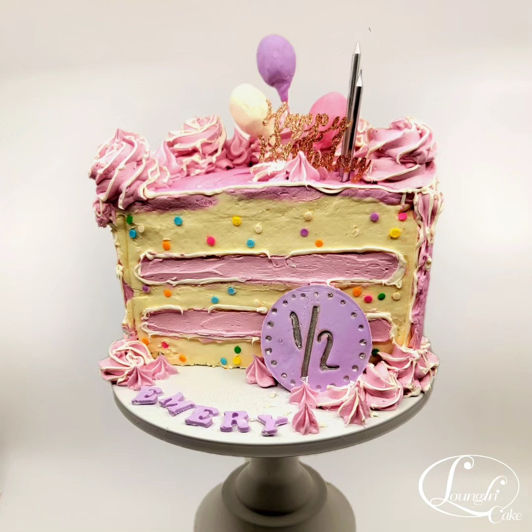 Cheers to half a year!
.
Flavor: Confetti. Inside and out 😘
8 inch - Half Cake
-🎨-
-😎-
-🎂-
#loungincake #loungin #ediblecreationsforall #createchillcake