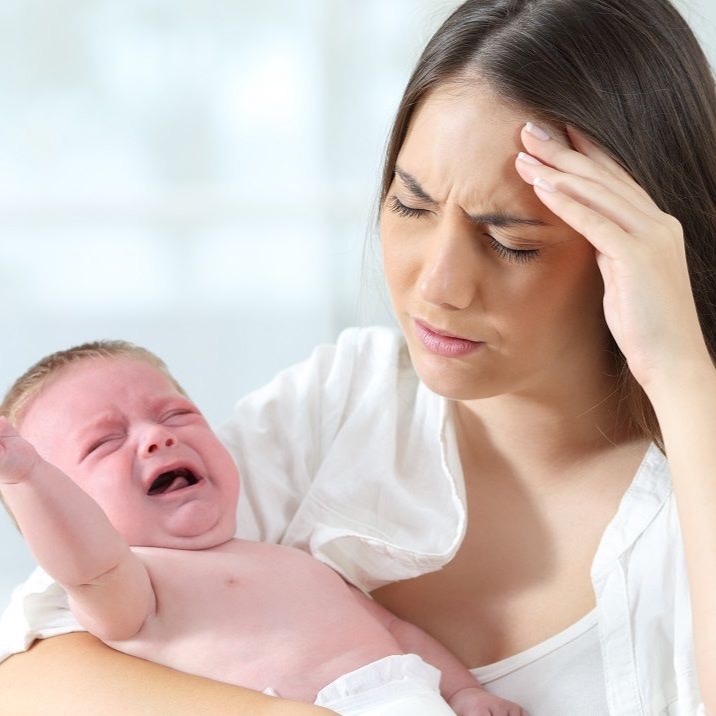 „Alle Babys weinen.“
Diesen Satz hören Eltern von Schreibbabys oft.
Doch was sie erleben, ist etwas ganz anderes.
Stundenlanges Schreien, Erschöpfung, Hilflosigkeit –
und das Gefühl, nicht gesehen zu werden.
Ein Schreibaby ist kein schwieriges Baby und keine elterliche Schwäche.
Es ist ein Baby, dessen Nervensystem Unterstützung braucht – und Eltern, die Begleitung verdienen.
✨ In meinem neuen Blogartikel schreibe ich darüber,
ab wann man von einem Schreibaby spricht, welche Ursachen dahinterstehen können und wie körperorientierte Begleitung Eltern und Babys entlastet.
👉 Den ganzen Artikel findest du auf daniela-schramm.de
(Link in Bio)
Du musst da nicht alleine durch. 🤍
#Schreibaby
#Babyweinen
#Elternsein
#FrüheHilfen
#Bindungsorientiert
#KörperorientierteBegleitung
#Regulation
#Nervensystem
#Familienbegleitung
#TeltowFläming
#DanielaSchramm