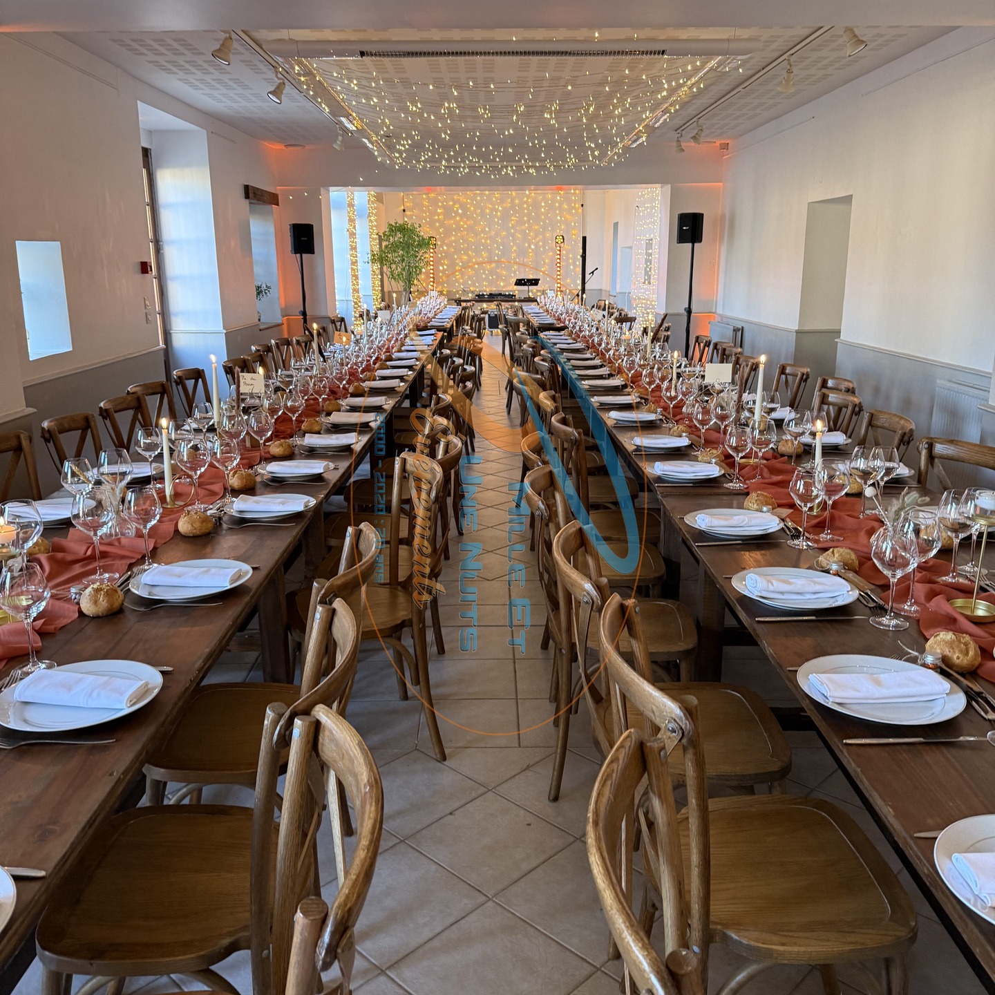 La chaise en bois dos croisé bistrot : l’atout charme de vos soirées
Pour faire de votre événement un moment inoubliable, Mille et une nuits événements vous propose la location de la chaise en bois dos croisé bistrot, un choix élégant et intemporel qui saura sublimer toutes vos ambiances, que ce soit pour un mariage, un gala ou une réception d’entreprise.
Un style authentique et raffiné
Inspirée des célèbres bistrots parisiens, cette chaise en bois séduit par son design épuré et son dossier croisé, symbole d’élégance. Son allure naturelle et chaleureuse s’intègre parfaitement dans tous les décors, du plus classique au plus contemporain. Elle apporte une touche chic et conviviale à vos tables, tout en assurant un confort optimal à vos invités.
Polyvalence pour tous vos événements
• Mariages : Mettez en valeur votre cérémonie ou votre réception avec un mobilier raffiné et authentique.
• Galas : Offrez à vos convives une assise élégante qui s’accorde parfaitement avec une décoration sophistiquée.
• Événements d’entreprise : Renforcez l’image de votre société avec un mobilier de qualité, adapté aussi bien aux séminaires qu’aux soirées de lancement.
Pourquoi choisir Mille et une nuits événements ?
Notre équipe vous accompagne dans l’organisation de vos événements de A à Z. En choisissant notre service de location de chaises en bois dos croisé bistrot, vous bénéficiez :
• D’un large choix de mobilier bois adapté à vos besoins
• D’une livraison et installation sur place, pour une sérénité totale
• D’un accompagnement personnalisé pour sublimer votre événement
Contactez-nous
Faites de votre événement un souvenir mémorable avec la chaise en bois dos croisé bistrot proposée par Mille et une nuits événements. N’hésitez pas à nous contacter par mail à contact@milleetunenuits35.fr pour toute demande de devis ou pour découvrir l’ensemble de notre catalogue mobilier que vous pouvez retrouver sur www.locmaterielreception.fr
#mariagefrance #mariage2026 #mariage2027 #locationchaise #locationmariage #bretagne #paysdelaloire #normandie #gala #entreprise #evenementiel #google #follower