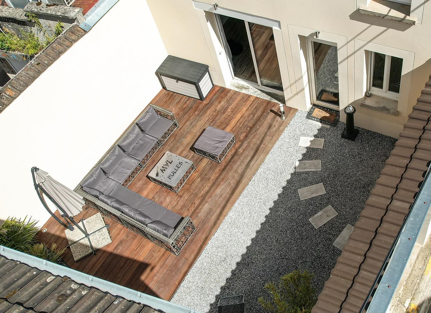 MYL Bulles, notre gîte au cœur de là et du Champagne de 4 à 8 personnes à deux pas de notre exploitation viticole. Nous vous en avons parlé, montré des photos et bien plus encore, mais vous êtes vous déjà demandé d’où venait le nom de notre gîte ? Pourquoi MYL et pas Milles ? Et bien grâce à ce post vous aller connaître les raisons de ce nom. Nous cherchions un nom mélangeant notre domaine professionnel et la convivialité que nous voulions former autour de ce gîte rénové par nos soins avec tout l’amour possible. Le mot Bulle nous est donc rapidement venue en tête, ainsi cela nous rappelle les Bulles présentes et si caractéristiques du Champagne et la Bulle créé grâce à ce gite qui vous fait vous sentir « comme dans une bulle ». Nous voulions donc un nom contenant le mot Bulle mais cela ne suffisait pas, il fallait se démarquer de tous ces gîtes champenois portant le mot Bulle. C’est comme cela que nous est venu l’idée de combiner nos initiales pour voir ce que cela pourrait donner, pour rappel, vous connaissez surement le prénom Yannick puisqu’il est affiché sur les bouteilles de champage brut Yannick Brassart, sa femme Muriel Brassart et leur unique fille Lana Brassart. À partir de là nous combinons ces trois lettres jusqu’à découvrir MYL ressemblant fortement au nombre Mille, c’est comme cela que le nom MYL Bulles est né, rappelant nos trois initiales ainsi que l’univers du Champagne. Alors qu’en pensez-vous ? Le saviez-vous ?
#gite #gitemylbulles #gite8personnes #giteenchampagne #champagnebrassart