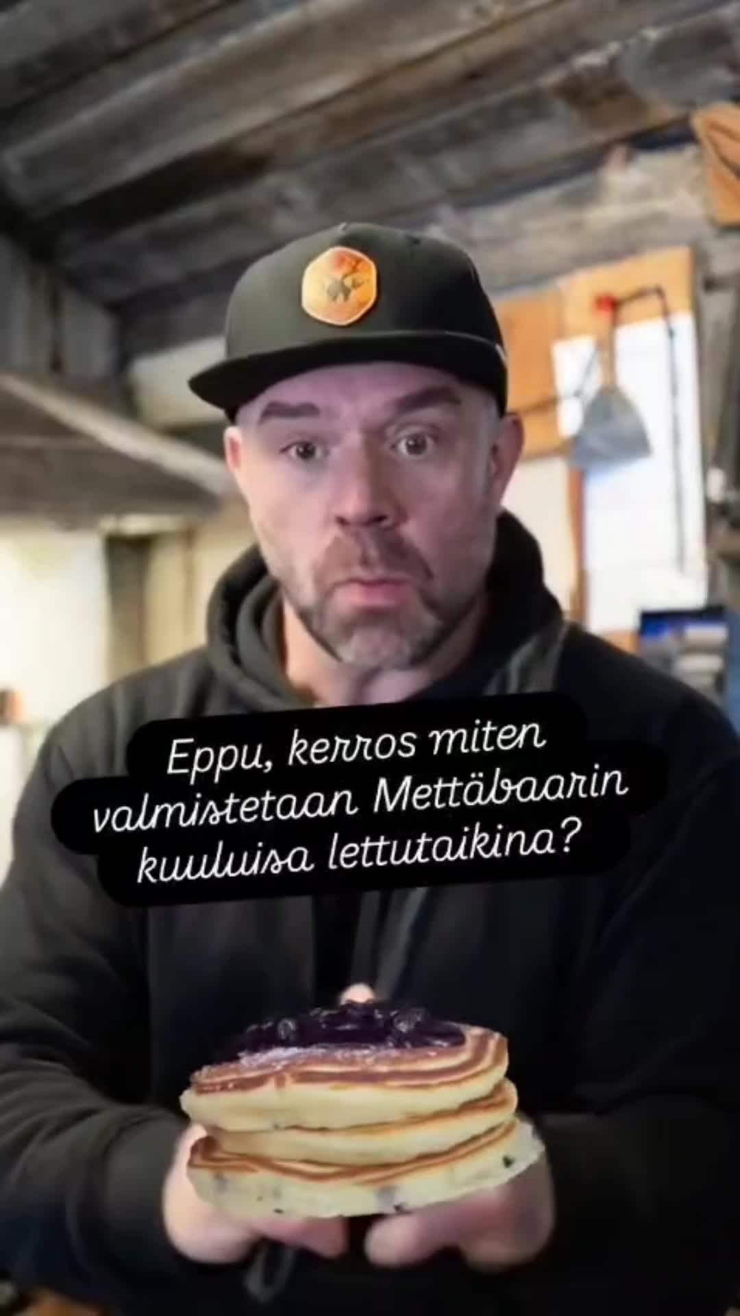 Mettäbaarissa on taas käynyt melkoinen vilske - ja Viskitien letut ovat tehneet kauppansa! 🥞
ㅤ
Mutta mikä mikä on Epun kehittämän lettureseptin salaisuus? Onko se rakkaus? Taas ollaan elämän peruskysymysten äärellä! ❤️
ㅤ
#Mettäbaari #Letut #RakkaudellaVispattu
ㅤ
There’s been quite a buzz at Mettäbaari again – and the Whisky Trail pancakes have been flying off the pan! 🥞🔥
ㅤ
But what’s the secret behind Eppu’s legendary pancake recipe?
Is it love? Eggs? Both? ❤️
ㅤ
Once again, we find ourselves facing life’s most fundamental questions❤️
ㅤ
#Mettabaari #Pancakes #MadeWithLove #Saariselkä