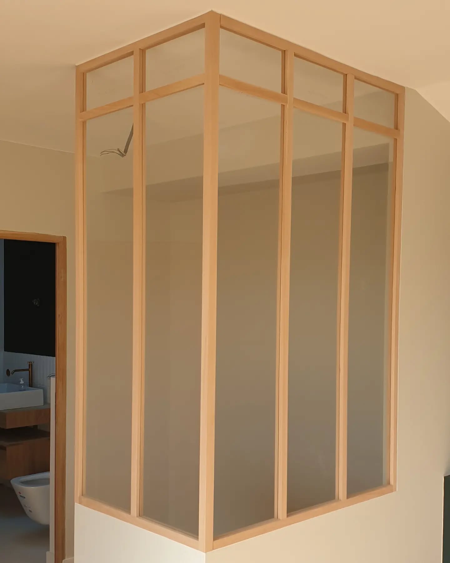 Fabrication et pose d'une verrière en L dans une suite parentale, le bois utilisé est du hêtre 🌳
#verriere #bois #agencement #agenceur #agencementinterieur #chambre #artisan #hêtre #vernis #menuisier #ebeniste #travaildubois
#faismain #toulouse #decorationinterieur