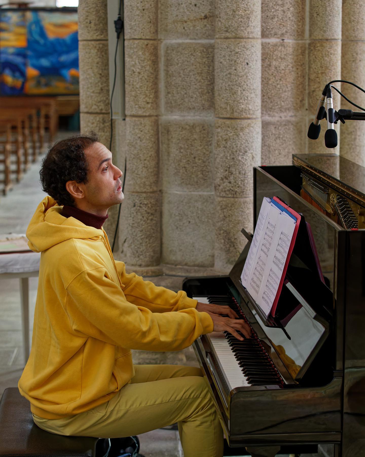 🎶 Parmi les belles collaborations de l’année 2022, il y a cette très chouette rencontre avec le pianiste @theodorelambert_piano.
✨ Passé par le @conservatoire_de_paris, ancien lauréat de la @fondationbp, Théodore Lambert est un pianiste de grand talent et un chef de chant hors pair. Il est notamment le fondateur du @trioaralia.
⭐️ Si son style jaune moutarde a nul autre pareil est pour le moins discutable, ses conseils ne le sont nullement et sa connaissance très pointue de la musique vocale a été d’un concours extrêmement précieux pour l’Ensemble dans la réalisation de son prochain disque. Nous lui en sommes profondément reconnaissants.
📸 Francis Payol, octobre 2022.
#theodorelambert #collaboration #ensemblesottovoce #letempsdunechanson #vousreprendrezbienunpeudejaunemoutarde