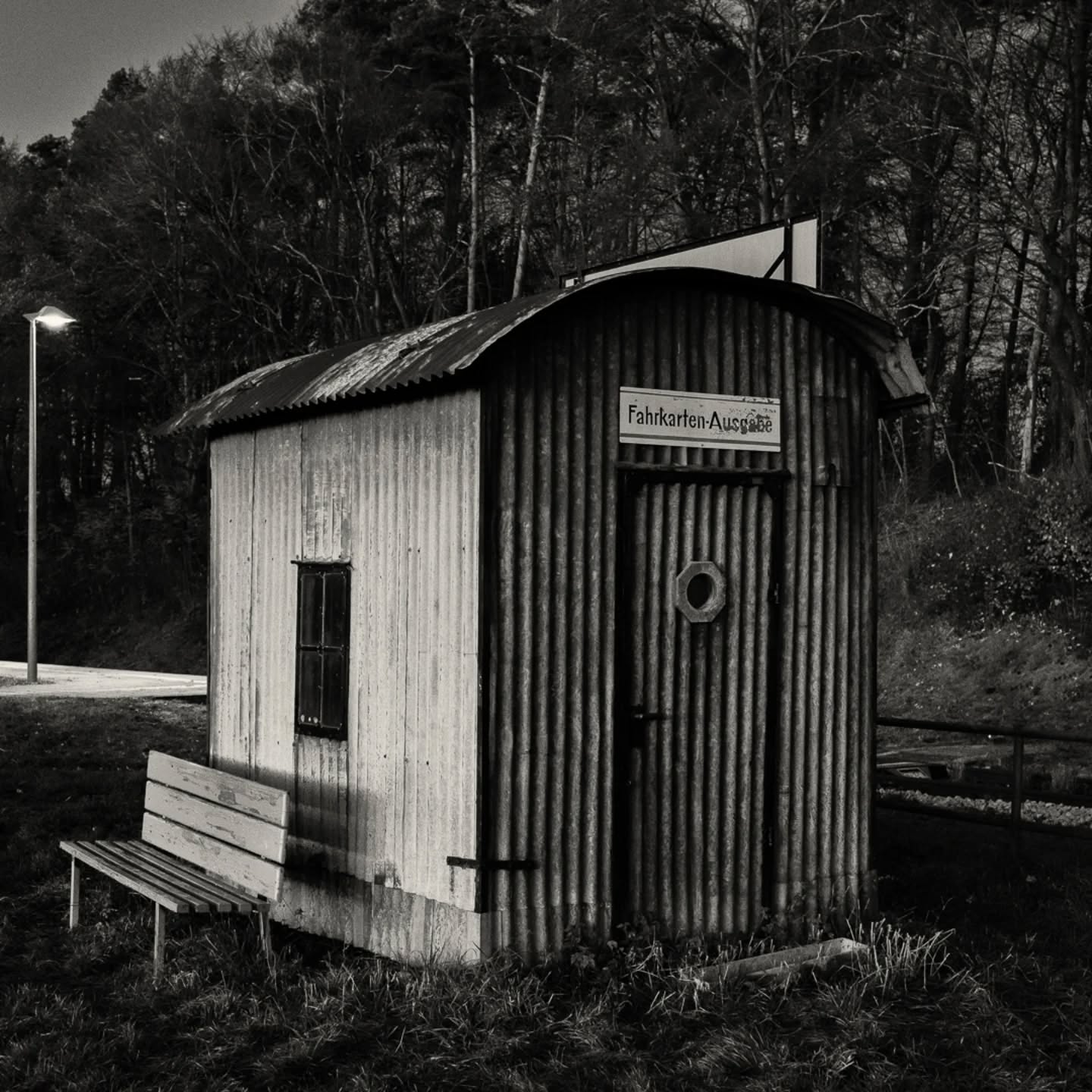 Train to nowhere
.
.
Ok, ein paar Meter weiter steht ein Fahrkartenautomat 😉
.
.
.
.
#bayern #bavaria #deutschebahn #dbnahverkehr #haltepunkt #bahnhof #wellblechhütte #fahrkarte #stottilien #kloster #monestary #leica #leicacamera #leicam #leicasl2s #leicaphoto #leicaphotography #leicaimages #leica_camera #leicamonochrom #leica_world #sigma #sigma35mmart #herbst #picoftheday #bestpicoftheday #picofthedays #thepicoftheday #allesfürdasbestebild #bhop_photography