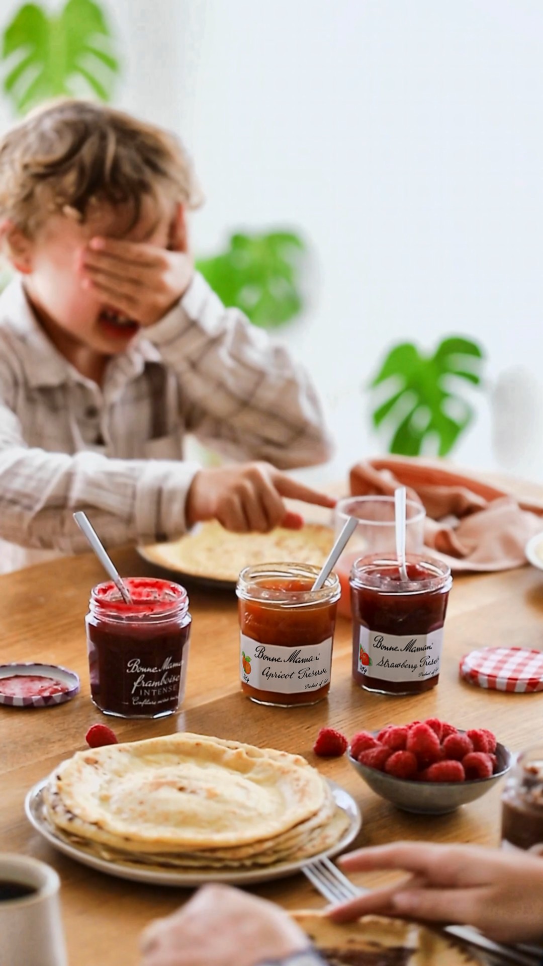 Let warm pancakes soothe the soul 🥞 From the very first stir of the batter to sharing jars brimming with sunlit Strawberry and amber Apricot Preserves, every moment is woven with laughter and love ❤️ Get ready for the Pancake Day, gather your dearest around the table. Flip each crepe with joyful care, and let the homemade, delicious warmth slowly fill your hearts with shared sweetness.
讓溫熱的班戟撫慰心靈 🥞 從最開始攪拌麵糊,到分享一樽樽盛載著陽光的士多啤梨果醬與琥珀色杏子果醬,每一個瞬間都交織著歡笑與愛意 ❤️ 在即將到來的班戟日,與最珍愛的人相聚一堂,滿懷激動的喜悅輕輕翻動班戟皮,讓親手製作的、美味而溫暖的甜蜜,逐漸填滿彼此的心。
#BonneMaman #IntenseStrawberryPreserves #ApricotPreserves #StrawberryPreserves #DeliciousMoment #Deliciousness