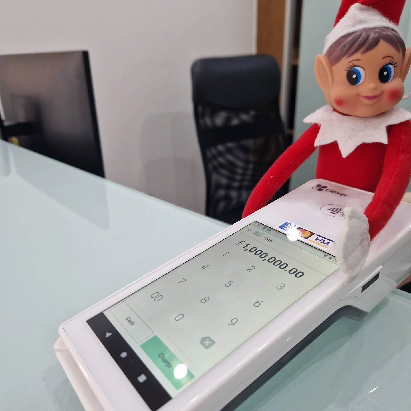 Naughty Floss was caught charging too much for Today's treatment 🤑💰
He's obviously still got lots of Christmas shopping to do 🙄🛍