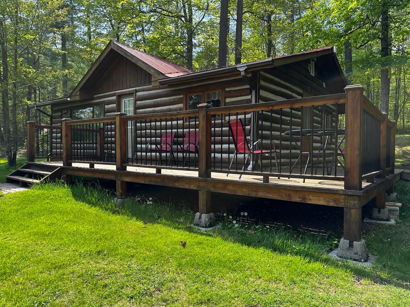 New year, new rules! For 2025, our cottages are moving back to a 2-night minimum stay in the off-season. Because let’s face it, three-night stands are so last year. Book your 2-night getaway now! (Long weekends excepted)