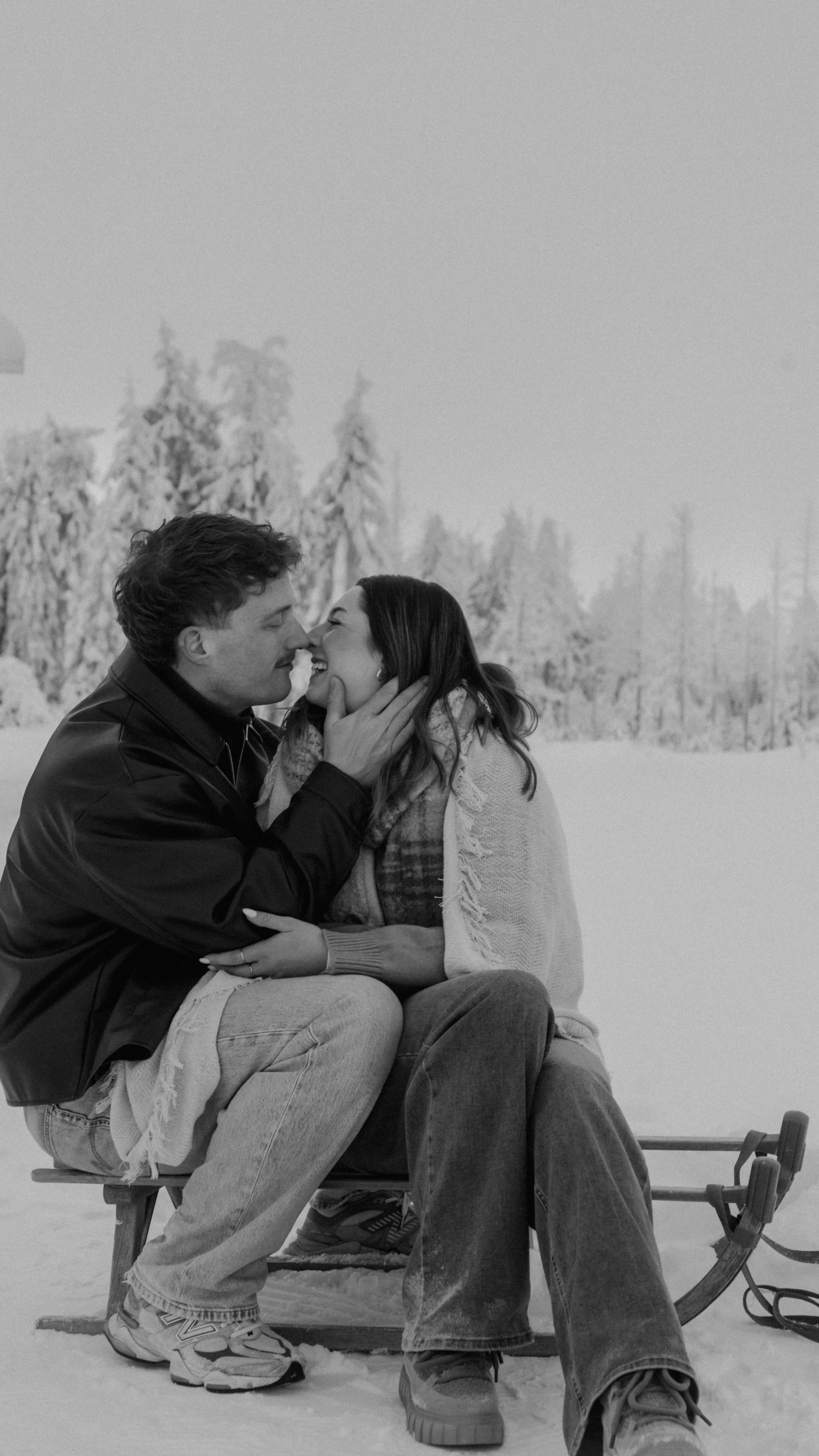 Ich habe heute ein kleines Behind the Scenes für euch von unserem Schneeshooting und möchte euch direkt etwas mitgeben:
Bei mir geht es nicht um starkes Posen.
Nicht darum, sich zu verstellen oder perfekt dazustehen.
Ich nehme eure Unsicherheiten wahr, gehe auf euch ein und schaffe einen Raum, in dem ihr euch fallen lassen könnt.
Viele Paare sagen mir nach ein paar Minuten:
„Es fühlt sich an, als würden wir uns schon ewig kennen.“
Und genau so soll es sich anfühlen.
Wie ein guter Plausch unter Freunden.🫶🏼
Ich leite euch mit viel Gefühl, ganz sanft und natürlich –
bis ihr die Kamera vergesst und einfach nur noch miteinander seid.
Echt. Nah. Verbunden.
Gemeinsam entstehen so nicht nur Bilder,
sondern ein Erlebnis, an das ihr euch noch lange erinnern werdet.
Danke @jakob_schruff für dieses tolle Video! Freu mich so sehr darüber 🥹
#behindscenes #couplesession #photography #coupleshooting #storytelling