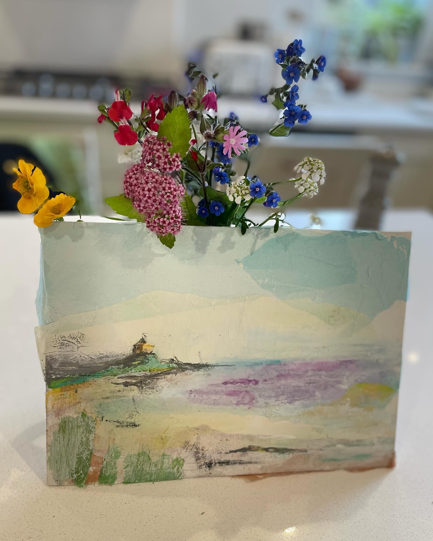 Garden flowers and painting … pretty good way to start the week! Inspired by Lindisfarne views
#lindisfarne
#mixedmedia
#happydays
#artistsoninstagram
#seascapes
#viewsacrossthebay
#rosmansfieldart