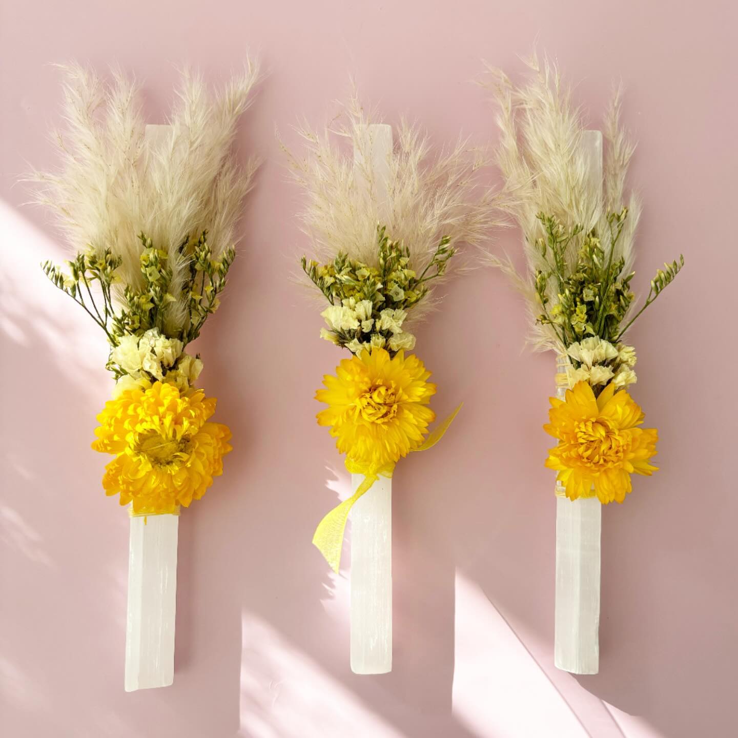 Radiate joy with our delightful crystal, elegantly wrapped in vibrant yellow florals! 🌼 This charming combination brings sunshine to your space, uplifting your spirit 💛