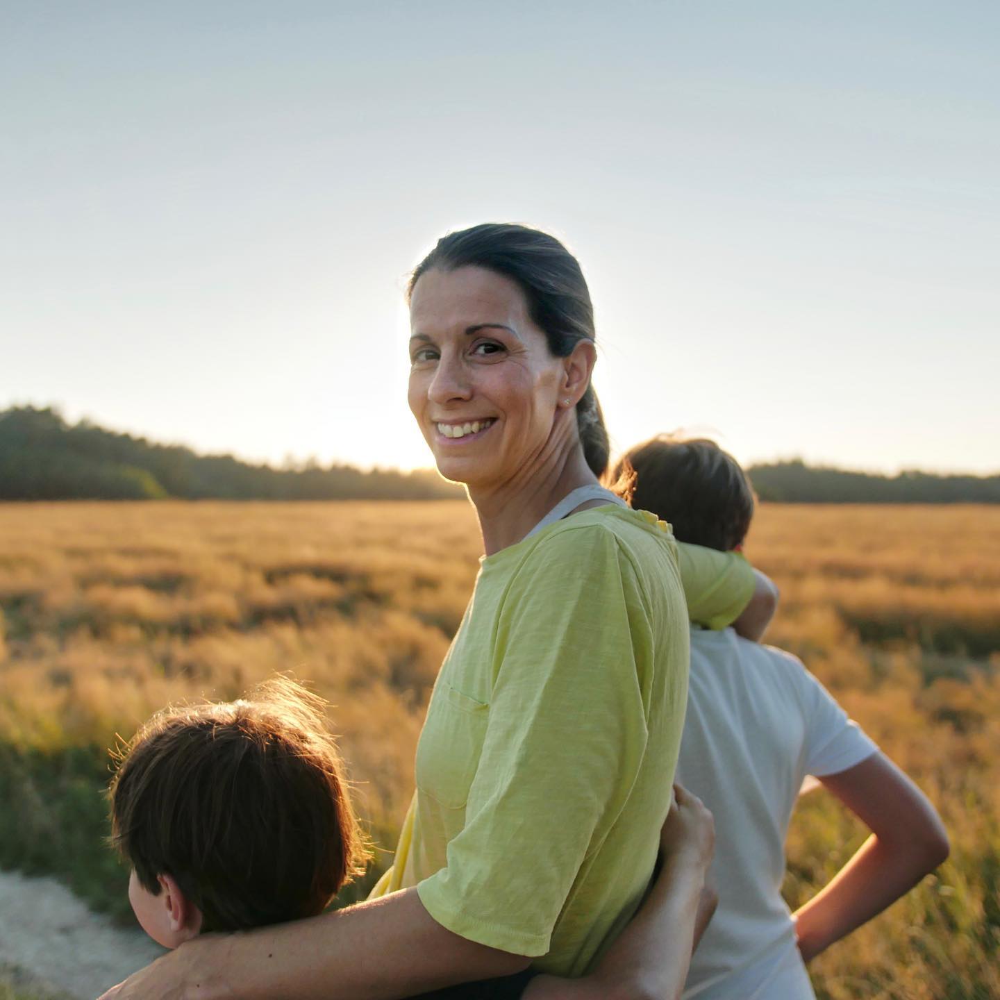 STOLZ
Gestern haben wir den 11. Geburtstag unseres jüngsten Sohnes gefeiert. Dabei ist mir dieses Foto in die Hände gefallen.
Es zeigt uns 2020. Nichts ahnend, was da global auf uns zurollt und welche Herausforderungen wir dadurch als Eltern erleben sollten.
Heute, drei Jahre später blicke ich mit einem vollen Herzen auf die letzten Jahre zurück. Was haben wir nicht alles geleistet und gemeistert um euch zwei Jungs so unbeschadet wie möglich durch diese vielen, vielen kräftezehrenden Monate zu begleiten.
Was soll ich sagen. Jetzt stehen mir zwei echt coole Burschen gegenüber, die ihr Leben genießen und einfach nur Freude daran haben.
Ich bin stolz auf uns 🧡
Lasst uns hier gemeinsam auf die Schultern klopfen.
Was feierst du, wenn du an die letzten drei Jahre zurückdenkst? Bestimmt hast auch du etwas, worauf du richtig stolz sein kannst.
#elternschaft #wirhabenesgeschafft #pandemie #coronakrise #kinderbegleiten #elternpower #mamapower #papapower #kinderpower #pupertät #coolekids #kinderunterstützenundstärken #kinderstarkmachen #krafttanken #stolz #stolzaufmich #erschöpfung #wiederkrafttanken #normalität #schulzeit #lockdownundschule #elternvonschulkindern #schulkind #schulkinderbegleiten #stolzaufmich