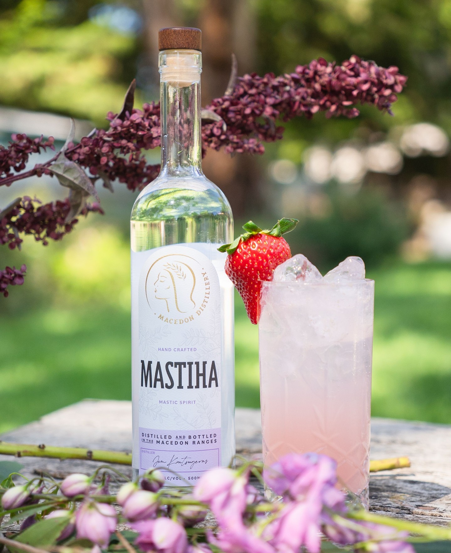 Summer is in full swing, and there’s no better time to mix up a tall, icy concoction. Mastiha and pink grapefruit come together for a cocktail that’s bright, zesty, and undeniably refreshing. For more summer cocktail inspiration, head to our website.
.
.
.
.
.
.
#macedondistillery #anison #daylesfordmacedonranges #daylesfordmacedonlife #macedonranges #macedonrangesfoodies #melbournefoodies #macedon #romsey #lancefield #melbournebartender #melbournecocktails