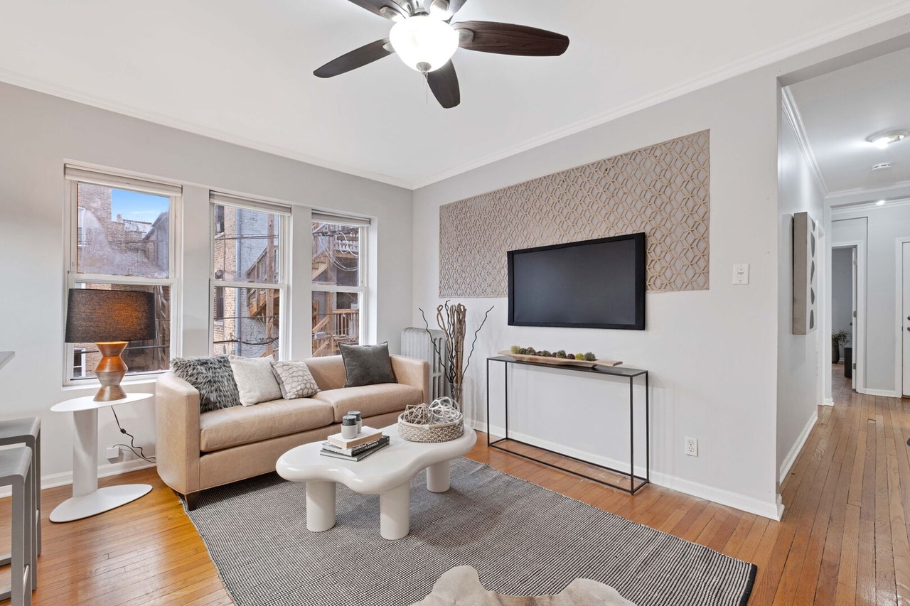 A sweet vintage unit that gets cozy layers to make it shine ✨ #vintage #cozy #chicago #chicagorealestate #havenhomestager #chicagohomestaging #stagingworks #stagingsells #staging #homestaging