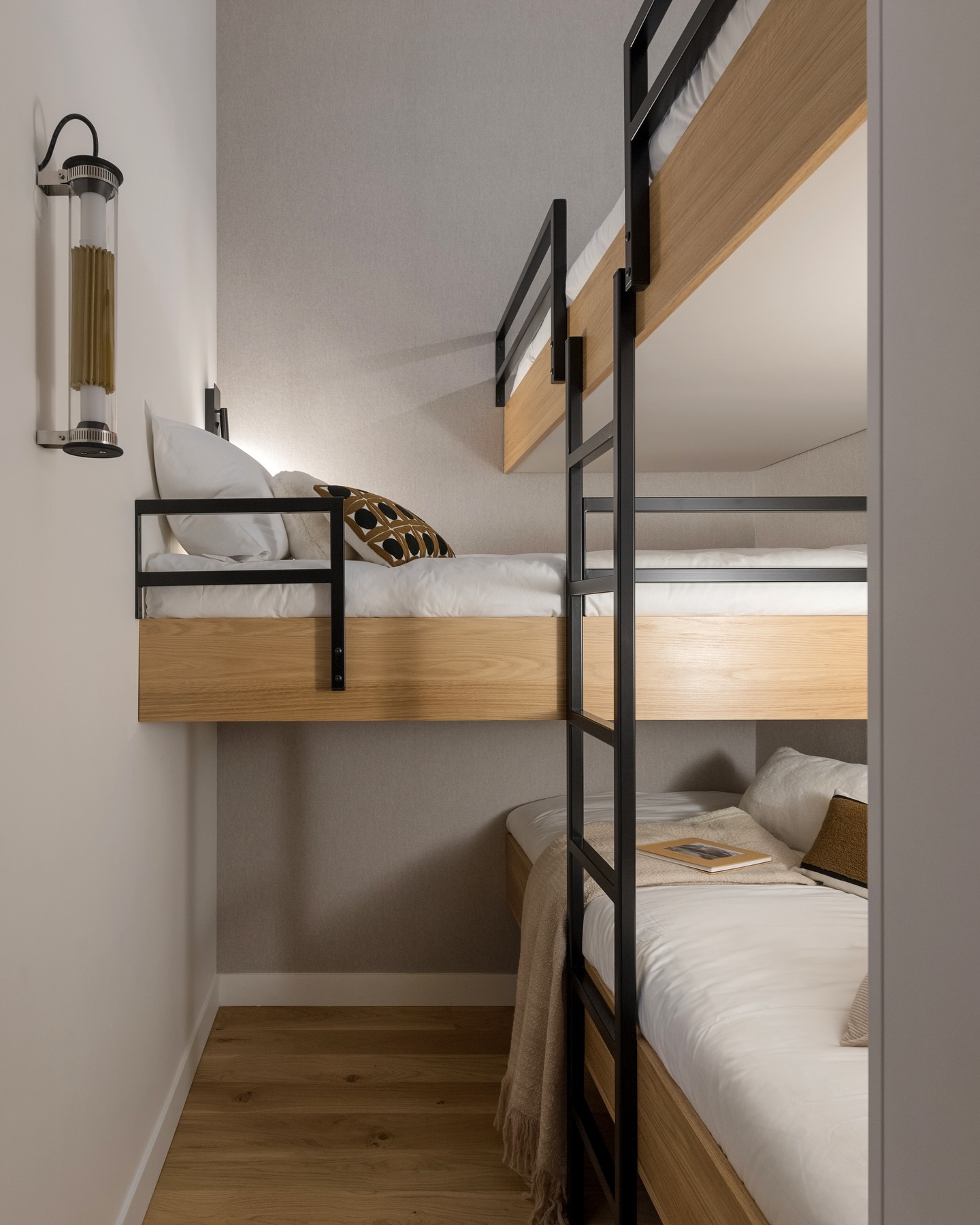 BUNK BED 💤
..............….……….…......................................
.
.
.
. Aménagement et décoration d’un appartement aux Carroz d’Arâches.
. Une alliance de bois, de la bouclette, du béton, du métal.
.
@artewalls @dcw_editions @nedgis @elitisfrance @agence_olivier_leger
©️@bc.ateliers 📷 @sabine_serrad
.
.
.
#flat #architectureinterieure #art #photoshoot #lescarroz #snowwhite #snowplace #bedplace #bedroom #lit #photoofthedays #montagne #montain #architecture #design #lights #craft #shooting #interiordesign #wood #design #picoftheday #parquet #igmontagne #igdecor #chambre #bunkbed #architectureinterieure #wooddesign
#architecturelovers #bcateliers