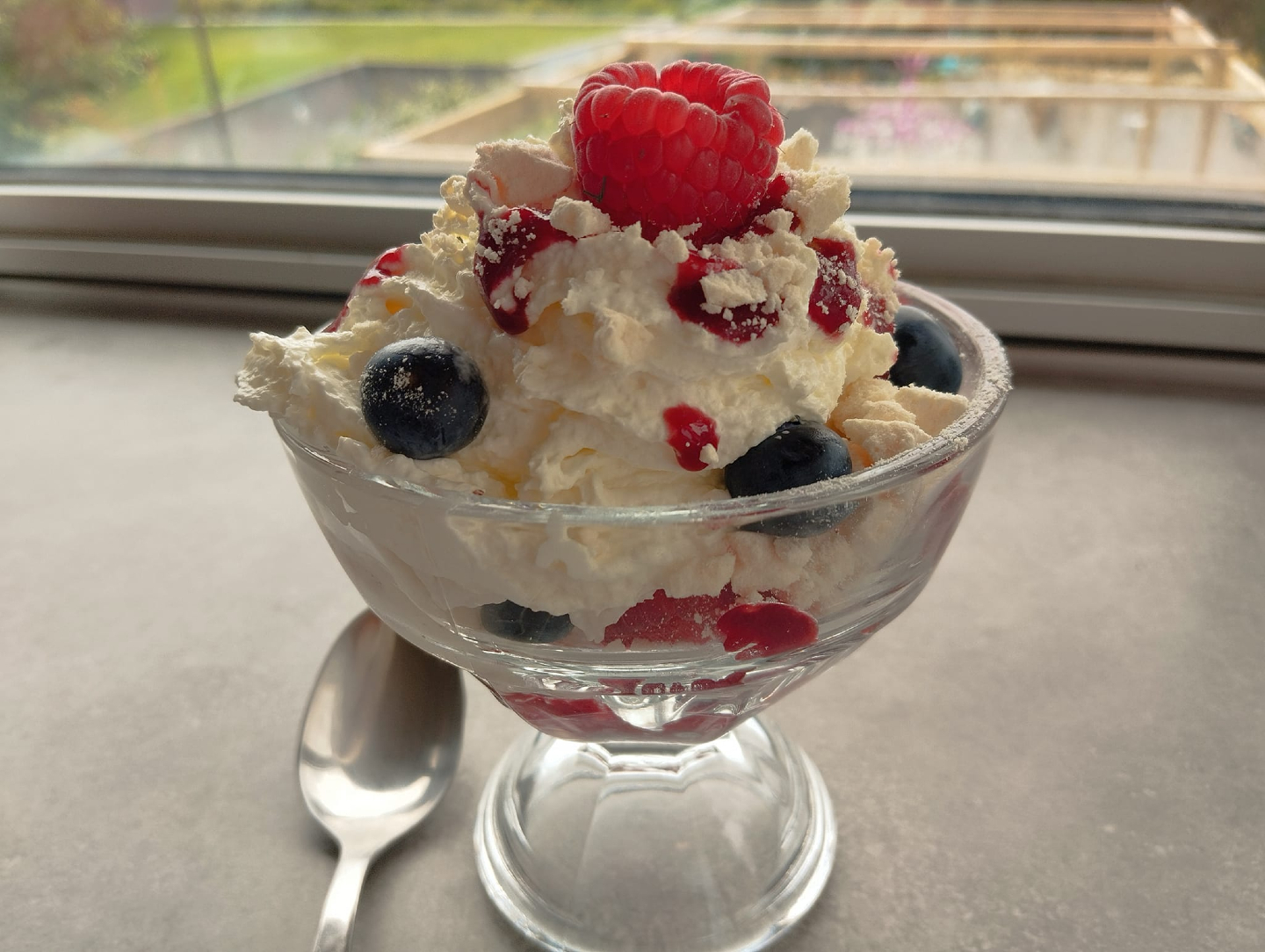 Eton Mess anyone?
Weekly special.
Strawberry Ice Cream, Vanilla Ice Cream, Meringue, Blueberries, Raspberries and Cream.
What a treat here Le Hibou Chic with Maison PB