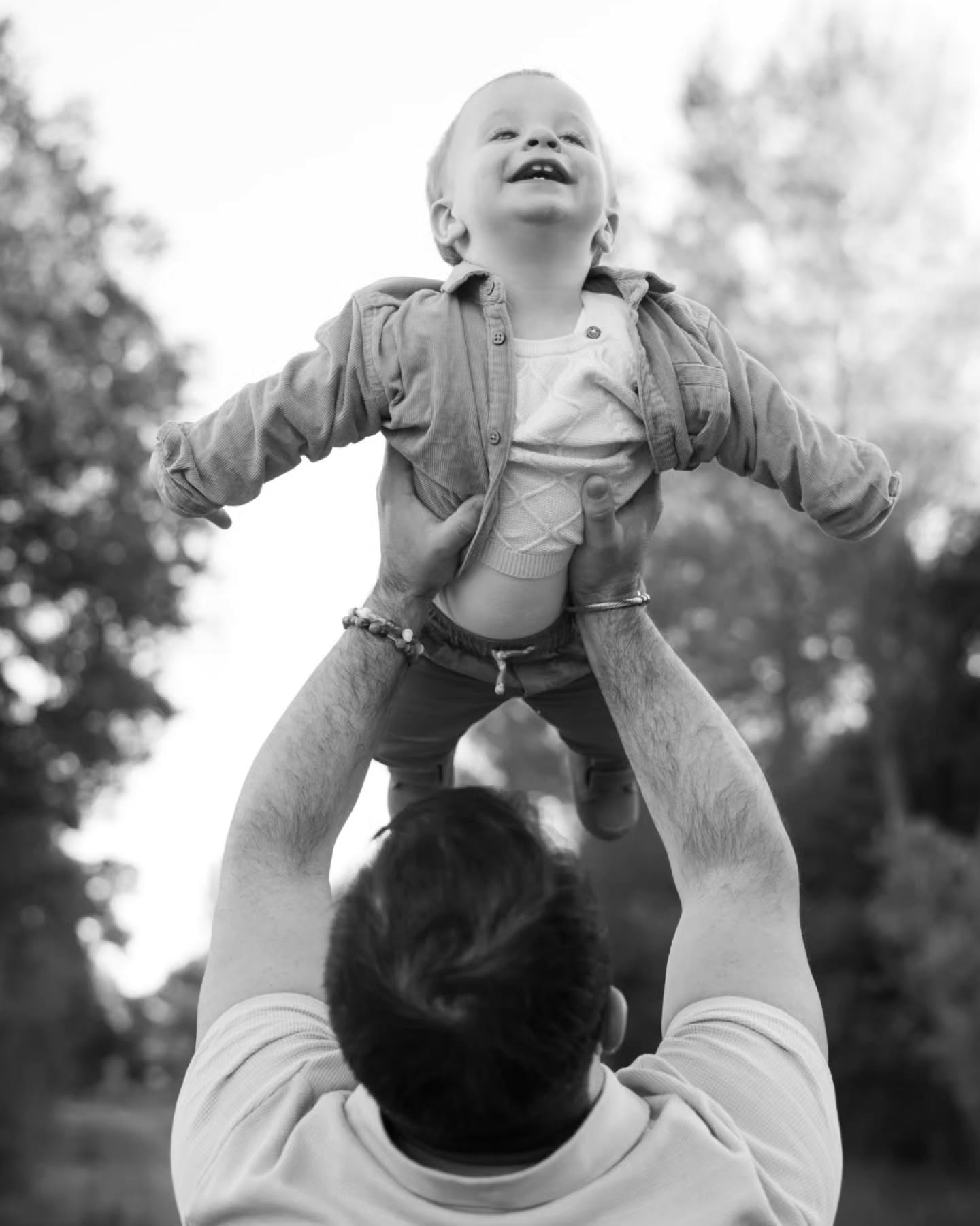 La veille, il faisait ses premiers pas et le jour de la séance… impossible de l’arrêter 😄
Courir, tomber, se relever, rire, c’est aussi ça une séance en famille !
Du mouvement, du bazar, de la vie quoi 🤗
Et surtout des souvenirs de ce moment précis, juste avant qu'ils ne grandissent encore plus vite !
#photographefamille #familleheureuse