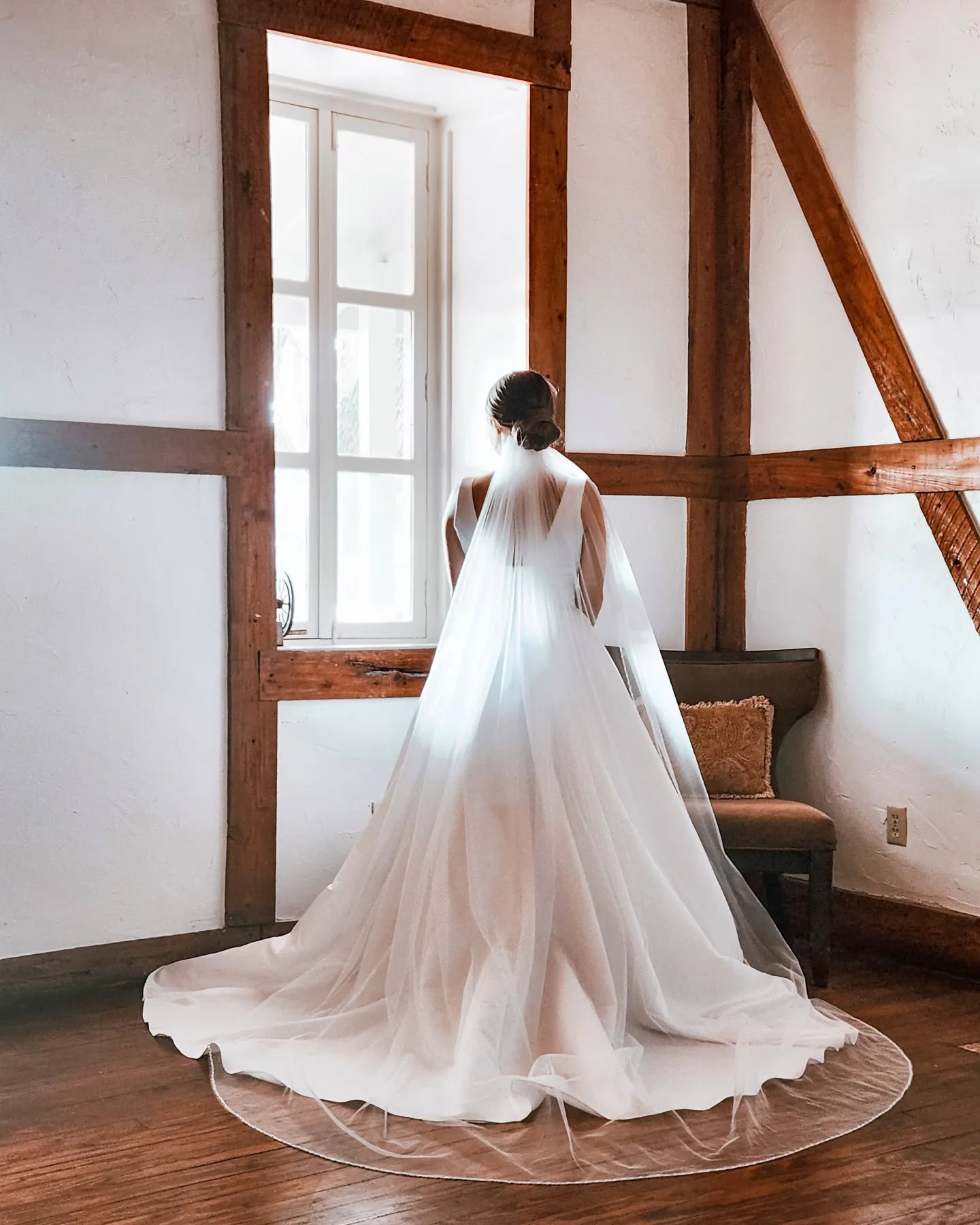 Just Stunning 💍
Venue:@thedonstrangeranch
Day-of Coordinator:@faithful_plan
Photographer:@kate.henson
Videographer:@evraftrstudio