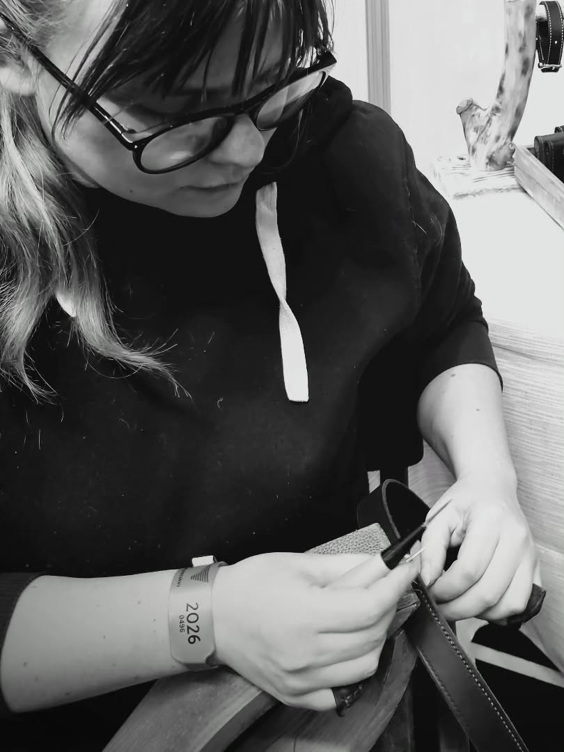 Le vrai fait-main, ça se voit.
Et surtout, ça se ressent.
Ici, chaque pièce commence par un geste, pas par une machine.
Tout est réalisé à la main, avec des matières premières choisies pour leur qualité et leur durabilité.
Je prends le temps.
Celui des finitions soignées, des détails qui comptent, du travail bien fait.
Parce que derrière chaque création, il y a votre confiance… et beaucoup de passion.
Du solide. Du durable. Du vrai.
Si vous cherchez une pièce faite avec le cœur, vous êtes au bon endroit.
📩 Commandes en message privé ou par mail (et bientôt directement sur le site internet www.latelierduharas.fr)
#faitmain #artisanatfrancais #savoirfaire #Cuir #pièceunique