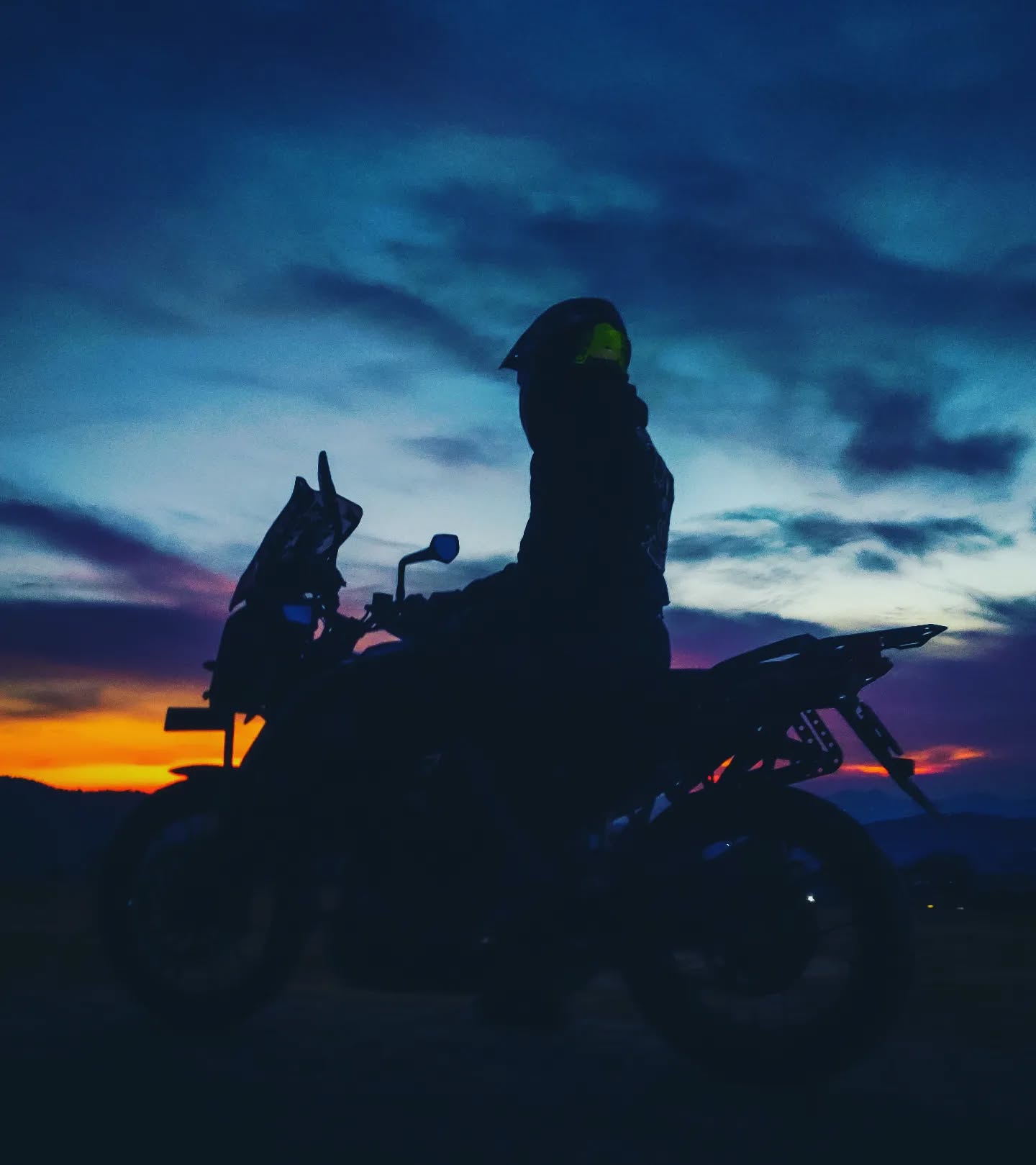 One of the last sunsets of 2022 and I can't help look back and think how blessed a year this has been.
Thank you all who made this happen. Zindagi aapse hai, aap hi zindagi hain. 🤗
#bikersforgood #bfgsquad #thankyou #gratitude #whereismohit #travelgram #advtribe #whereismohit #thebikerpreneur #bikersofinstagram #bikersofindia #motorcyclesofinstagram #motorcycle #whyweride #happynewyear