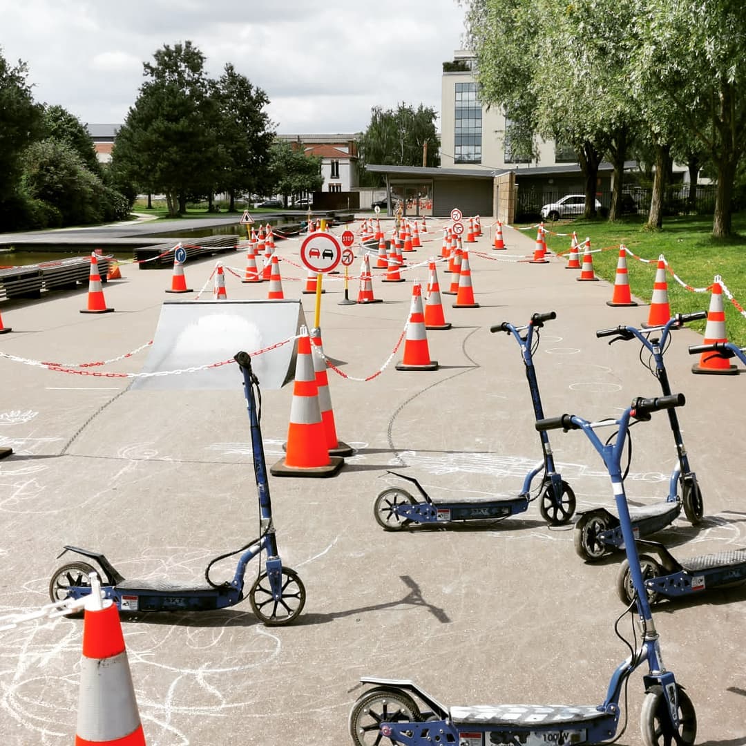Le 15 juillet, nous étions présents à @ivrymaville94 au parc des Cormailles pour la journée "V'la l'été à Ivry".
Animation sur la prévention routière en trottinette électrique. Les jeunes riders avaient de bonnes bases...Un grand bravo à eux...
"La prévention par l'animation"
#securiteroutiere #ecole #college #kids #securaction #trottinetteélectrique #permisdeconduire #safety #association #signalisation #codedelaroute #animation #prevention #sensibilisation #jeunesse #projet #vigilance #citoyen #conduite #theorie #apprendre #pratique #test #idf #ivry #94 #paris #iledefrance #mobilité #trottinette