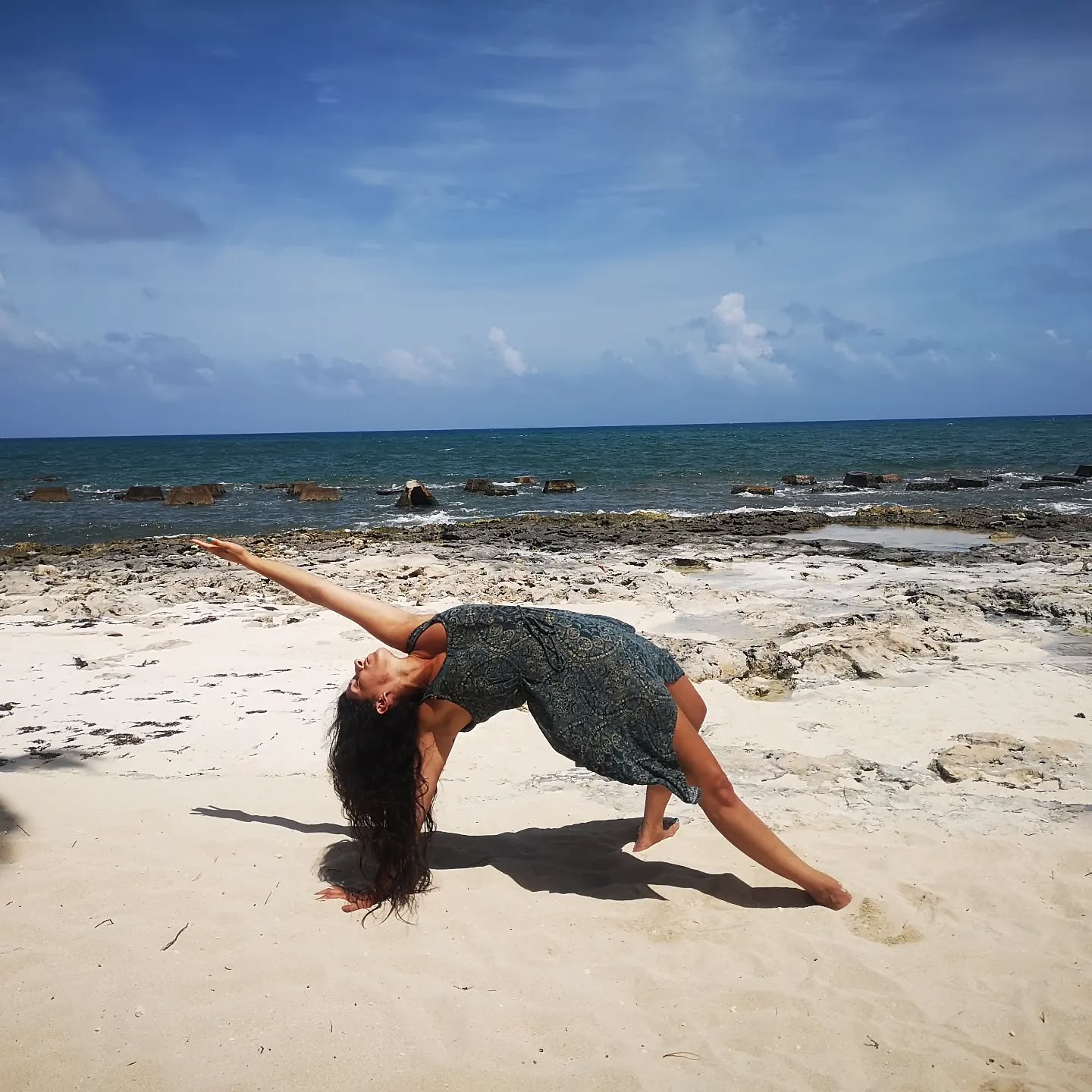 What's a pose you forget, but every time you rediscover it you wonder why you don't do it more often?
For me it's probably wild thing: it's such a good stretch for the whole of my front body, yet I rarely include it in my practice!
#yogamexico #beachgirl #beachyogagirl #wildthing #flipyourdog #forgottenasanas #lifeisbetteratthebeach #lifeisbetteroutside #mexicolove #yogaenmivida