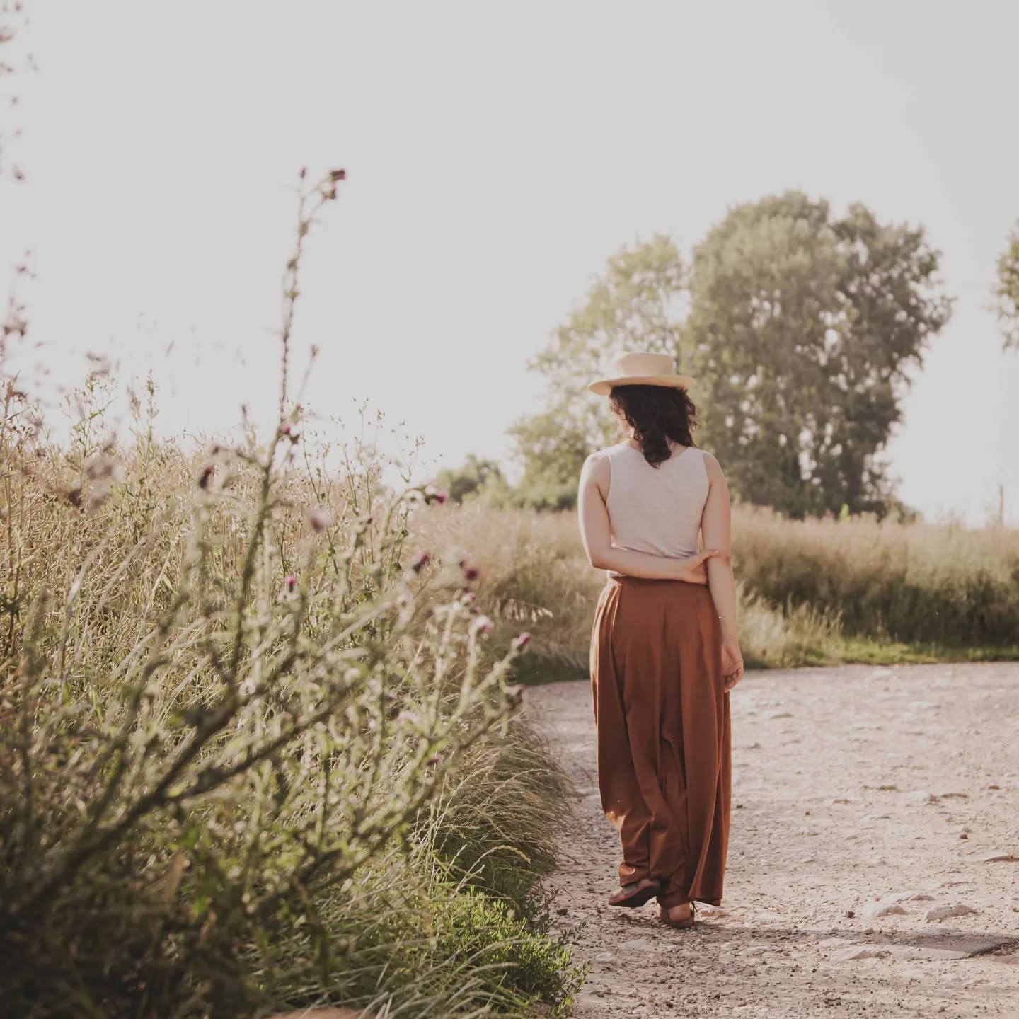VOYAGER VERS SOI
.
"Le programme était vague, mais dans de pareil affaire, l'essentiel était de partir. (...) Lorsque le désir résiste aux premières atteintes du bon sens, on lui cherche des raisons. Et on en trouve qui ne valent rien. La vérité c'est qu'on ne sait nommer ce qui vous pousse. Quelque chose en vous grandit et détache les amarres jusqu'au jour où, par trop sûre de soi, on s'en va pour de bon". Nicolas Bouvier, L'usage du monde.
.
#observer #lecturedumoment #voyageinterieur #globetrotter #decouvrirlemonde #partirenvoyage #boussoleinterieure #yogapourtous #photovoyage #shootingnature #oser #believe #confiance #yogaasanas #vexinfrançais #Fanny.yogamayucha