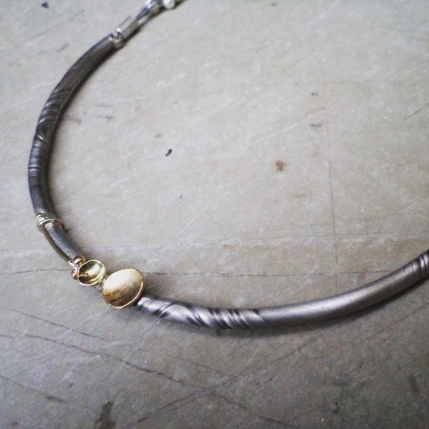 necklace | stainless steel | gold | silver | fresh water pearls
_close-up
camara.nafplio.greece
#camaraworkshop #camara
#necklace #nafplio #jewelry
#handmade #steel #designjewelry
#handmadejewelry #greece