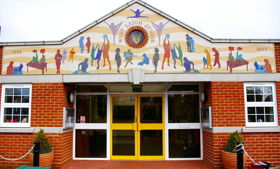 Another huge mosaic project that involved two weeks of workshops in the school! Producing a mosaic for the playground and the entire apex of the school entrance.
#schoolworkshops #schoolproject #schoolartwork #schoolarts #silhouette #silhouetteart #madewithlove #madeinschool #ukschools