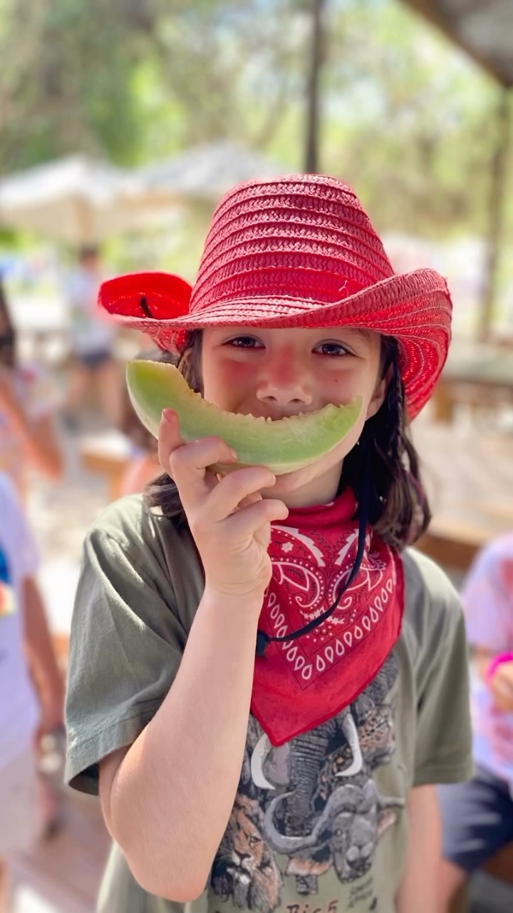 Session Five - we are missing you already! ❤️ A huge thank you to the mega Mákemáke team- you are all spectacular fire-starters, game-players, fun-creators, hug-givers, bag-carriers, child-entertainers, problem-solvers, tear-dryers, song-singers, food-servers, tent-fixers, sport-umpires, head-bakers, horse-charmers, story-tellers and magic-procurers and we feel honoured to have you onboard!
#summercampchile #campmakemake #campingchile