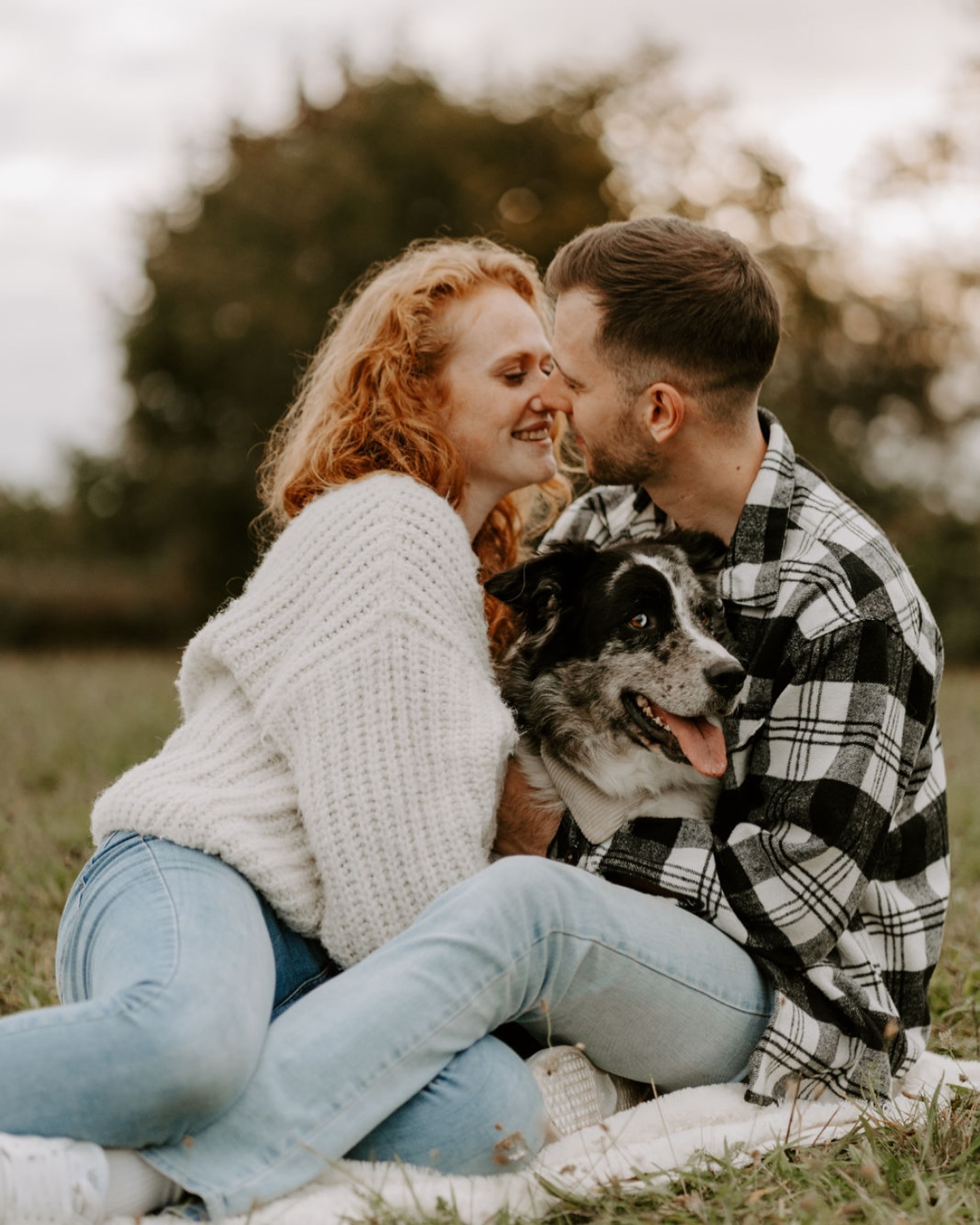 Teil 2 unseres letzten Herbst Shootings mit Franzi und Leon. 🍂🍁
Diesmal sogar mit tierischer Begleitung! 🐾
#herbstliebe #herbstfotografie #paarfotografie #pärchenshooting #menschhundfotografie #hundefotografie #hütehund #herbstfotoshooting #rheintal