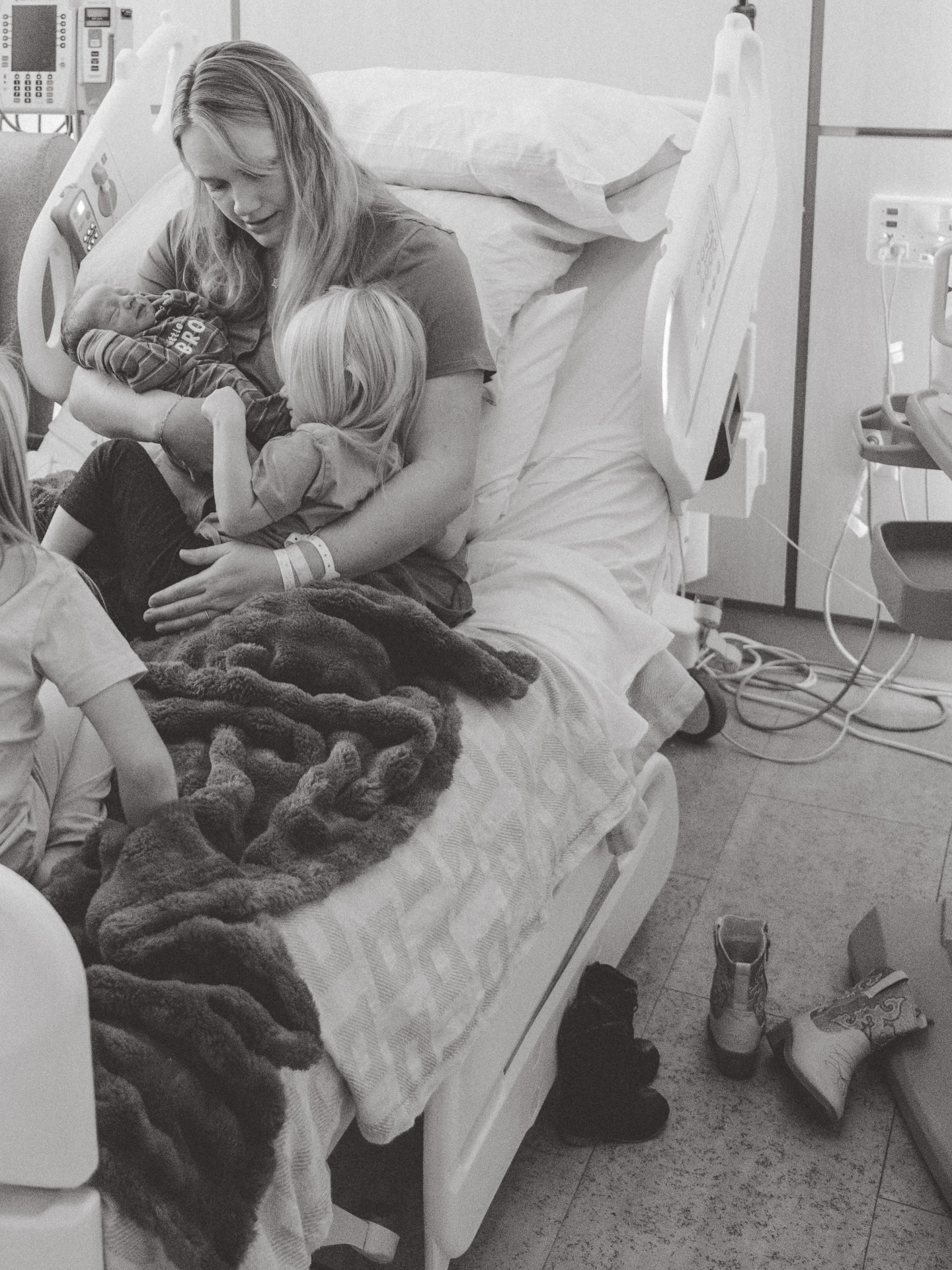 Fresh 48 photoshoots are always so emotional and sentimental! These shoots are all about me capturing the small moments in the hospital with no prompting or posing. I am just documenting you introducing the newest member of your family to your other babies or just simply capturing simple moments of you admiring you newest baby!