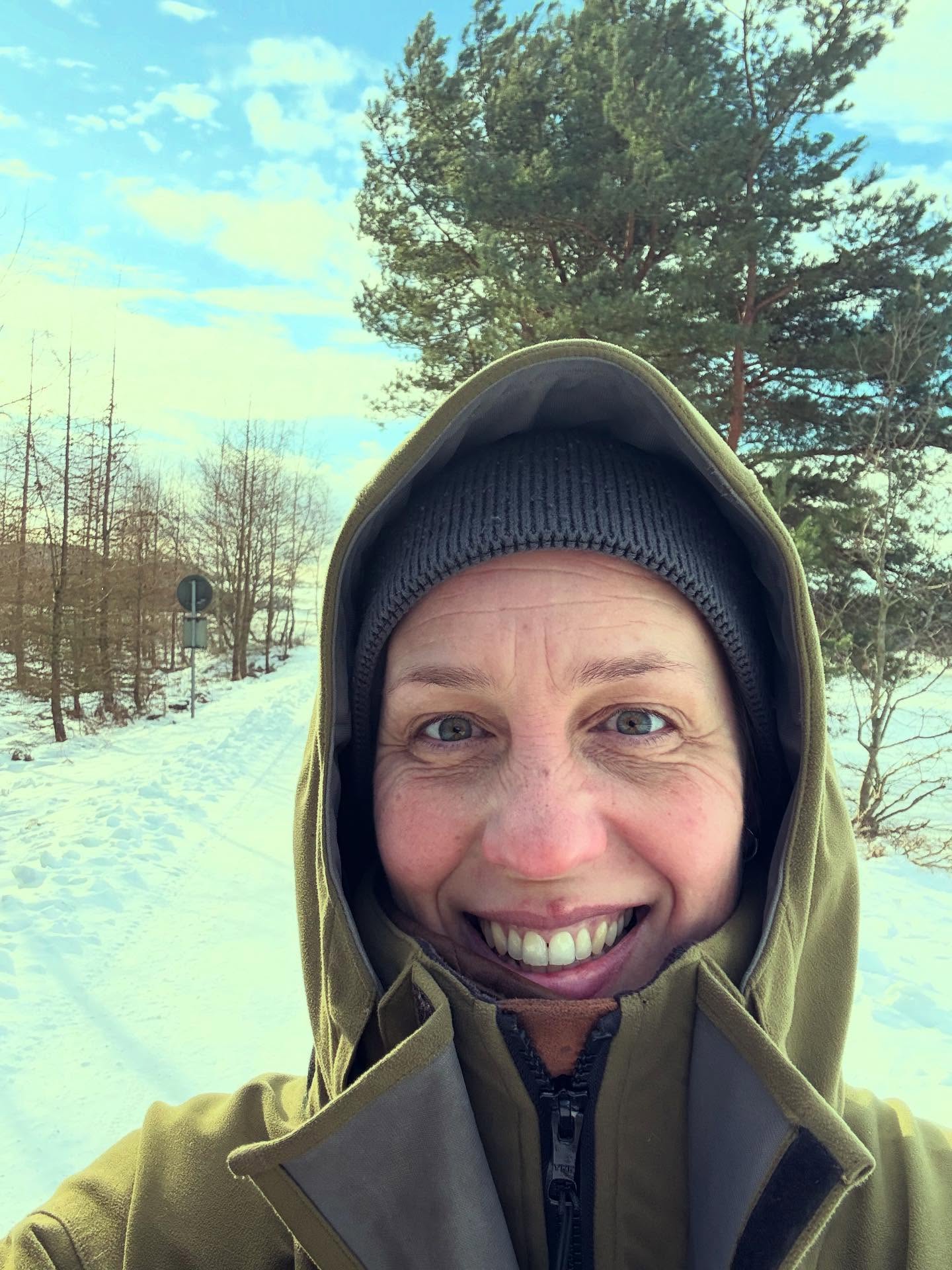 Det är kallt. Det blåser. Men vet du? Det gör inget. Helt magiskt vackert ute. Här är jag på väg till K efter 2h privatträning hemma. Skönt med rask promenad och få upp värmen. K hus ligger bara magiskt vackert! #teamolsen #teamolsenforthewin #levadrömmen #apporteringsträning #labrador