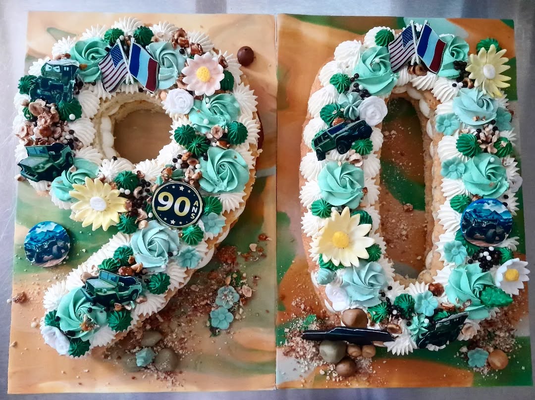 Number cake pour les 90 ans du beau-père d'une cliente que je connais depuis plusieurs années.
C'était un honneur de réaliser sa commande.
Quel bel âge ! ( et merci pour le partage de vos photos et de votre super retour) ❤️
Le thème était une jeep verte alors nous avons discuté, nous avons échangé sur plusieurs propositions et nous sommes parties sur ces deux number cake dans les tons verts et marrons
Et vous quel thème vous tenterait ?
Number cake. Gâteau personnalisé. Armée. Jeep. 90 ans. Anniversaire spécial. Gâteau anniversaire