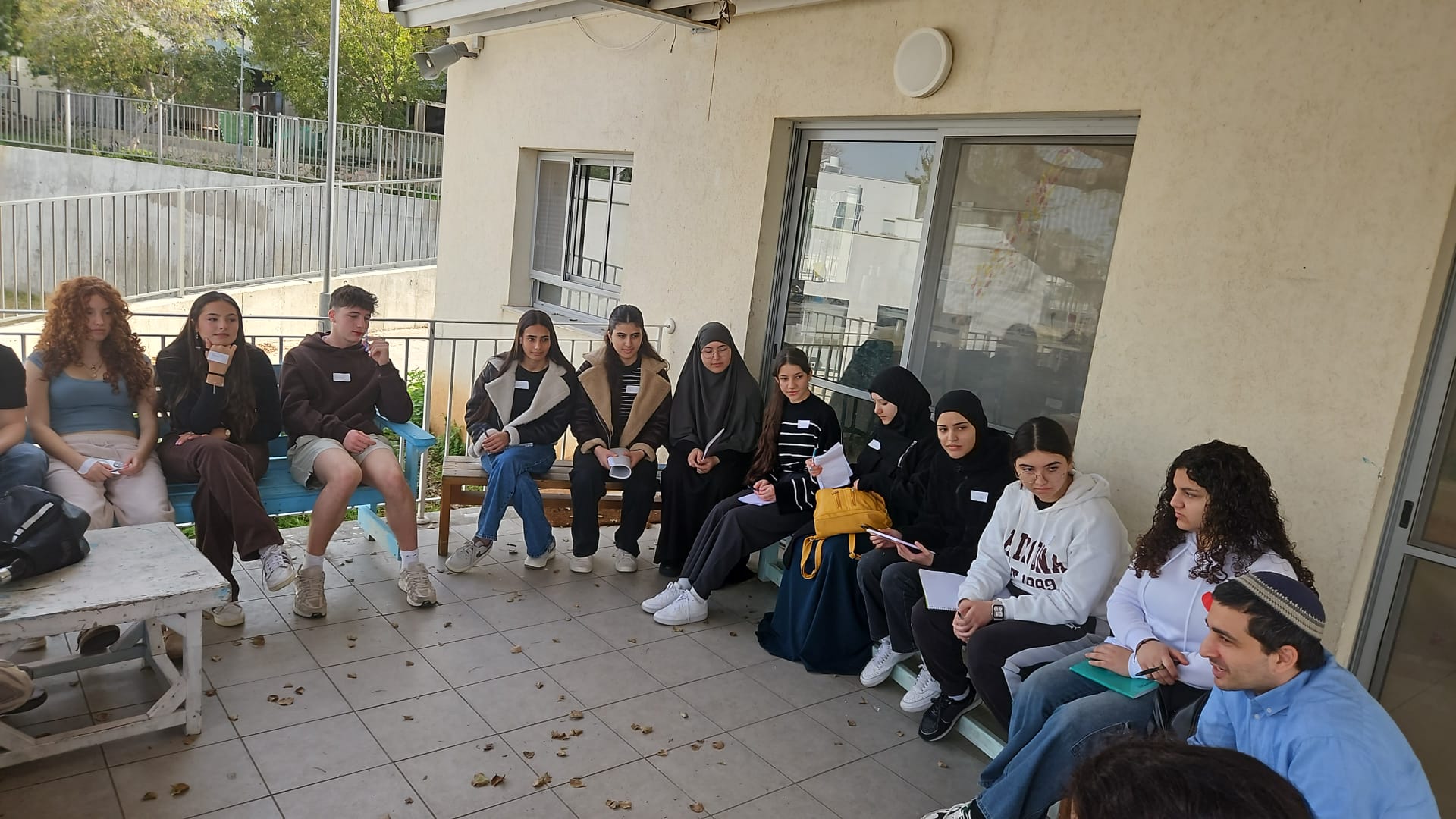 היום קיימנו סדנת כתיבה ייחודית בשפה האנגלית במסגרת לימודי מגמת דיפלומטיה יוד, בה אירחנו את תלמידי מקיף ג' שפרעם. המפגש נולד מתוך מטרה לחבר בין נוער יהודי וערבי, ליצור היכרות מעמיקה ולעודד יצירה משותפת הבוחנת את נקודות הדמיון והשוני בינינו.
הסדנה היוותה את שיאו של תהליך למידה ממושך, שבו העמיקו התלמידים בתיאוריות תרבותיות ובדיון על תפקיד הדיפלומט כגשר בין עולמות. במהלך היום, התלמידים התנסו בכתיבה אישית ובזוגות, ושיתפו את תוצריהם במעגל קבוצתי פתוח.
בסיום המפגש, הוזמנו התלמידים להגיש את עבודותיהם לתחרות כתיבה נושאת פרסים. גאים בת