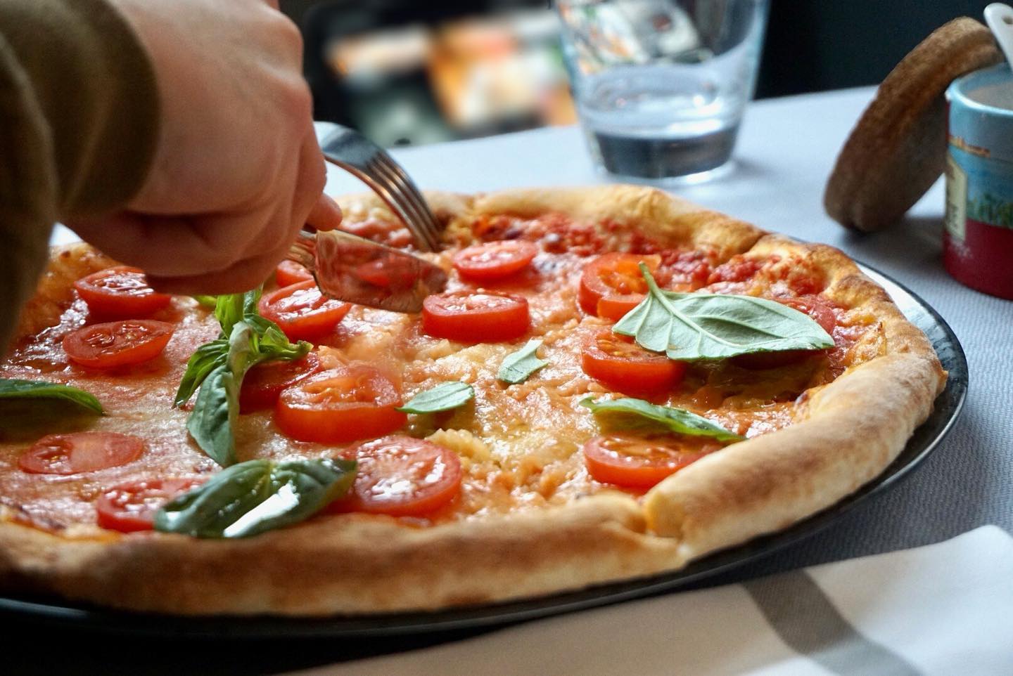 Ciao Amici, esst ihr Pizza auch nur an Tagen die mit „g“ enden? 🍕 #tuttipazziperlacucina #lacucina #italianfoodmunich #münchen #pizzapastaandmore