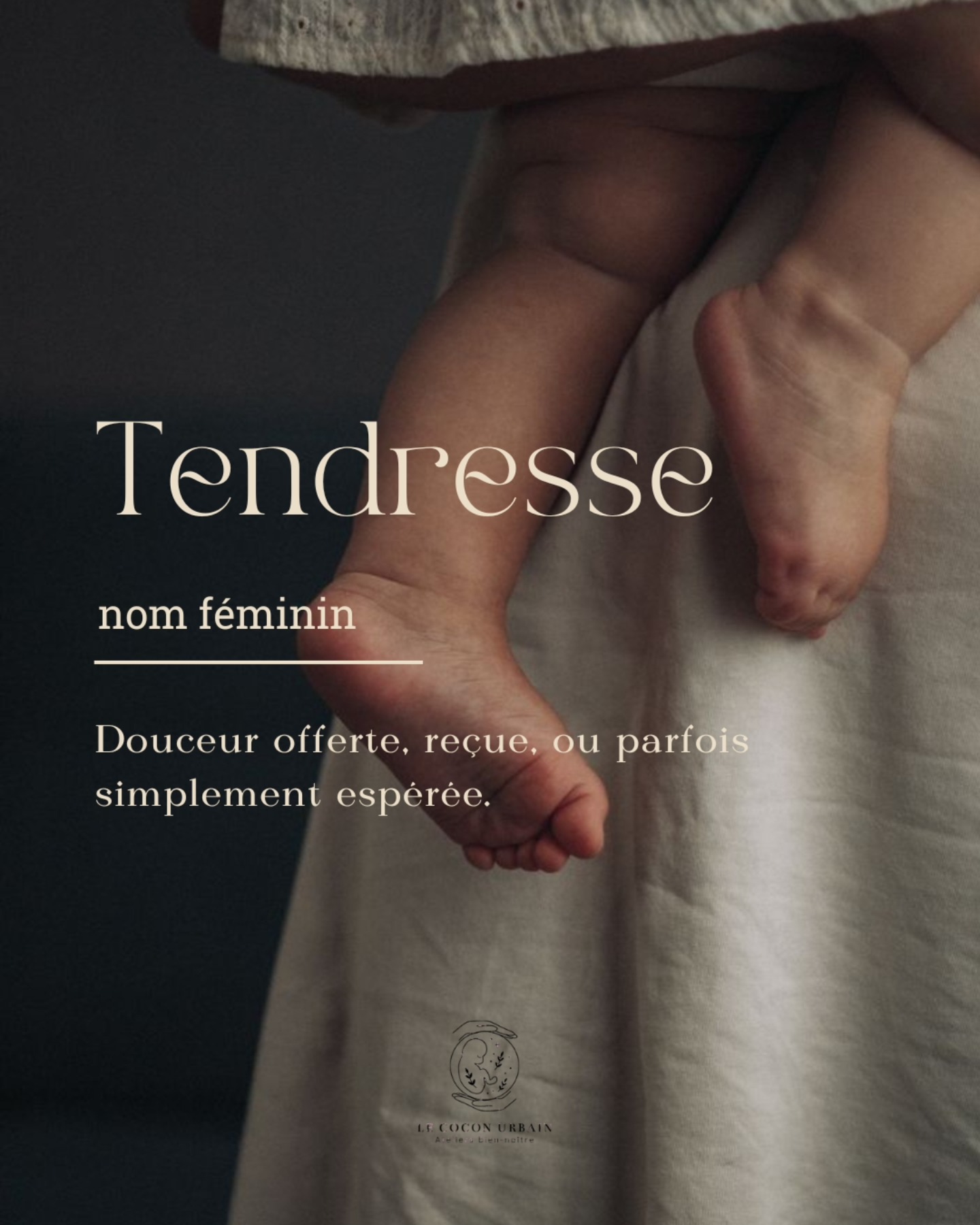 Il y a des jours où tout déborde.
Et puis… un regard.
Une main posée.
Un souffle chaud contre ta peau.
Un “maman” murmurant quelque chose de simple.
Et là, tu t’arrêtes.
Un instant.
Et la tendresse fait tout redescendre.
La tendresse n’efface pas la fatigue.
Mais elle rappelle l’amour, même dans le chaos.
💛 C’est un besoin, pas un luxe.
Tu peux la chercher, la demander, la cultiver.
Tu y as droit. Toi aussi.
💬 Quelle est ta dernière tendresse reçue ?
#postpartumréel #amour #maternitésansjugement #mythespostpartum #PostPartum
#postnatal #maman #viedemaman #liendattachement #instinctmaternel #grossesse #accouchement #depressionpostpartum #babyblues #mumlife #mythe #injonction #chargemebtzle #parents #parentalite #strasbourg #culpabilite #matrescence #ambivalencematernelle #culpabilitematernelle