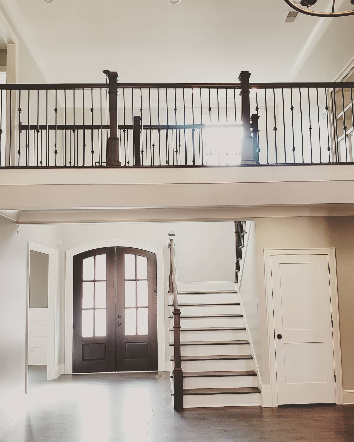Open balconies make your space feel so much bigger. This two story foyer is an eye catcher.👀
#customhome
#customehomebuilder
#jontotherowconstruction
#openbalcony
#openfoyer
#twostoryfoyer
#doublefrontdoors
#handrail
#staircasedesign
#staircase
#openstaircase