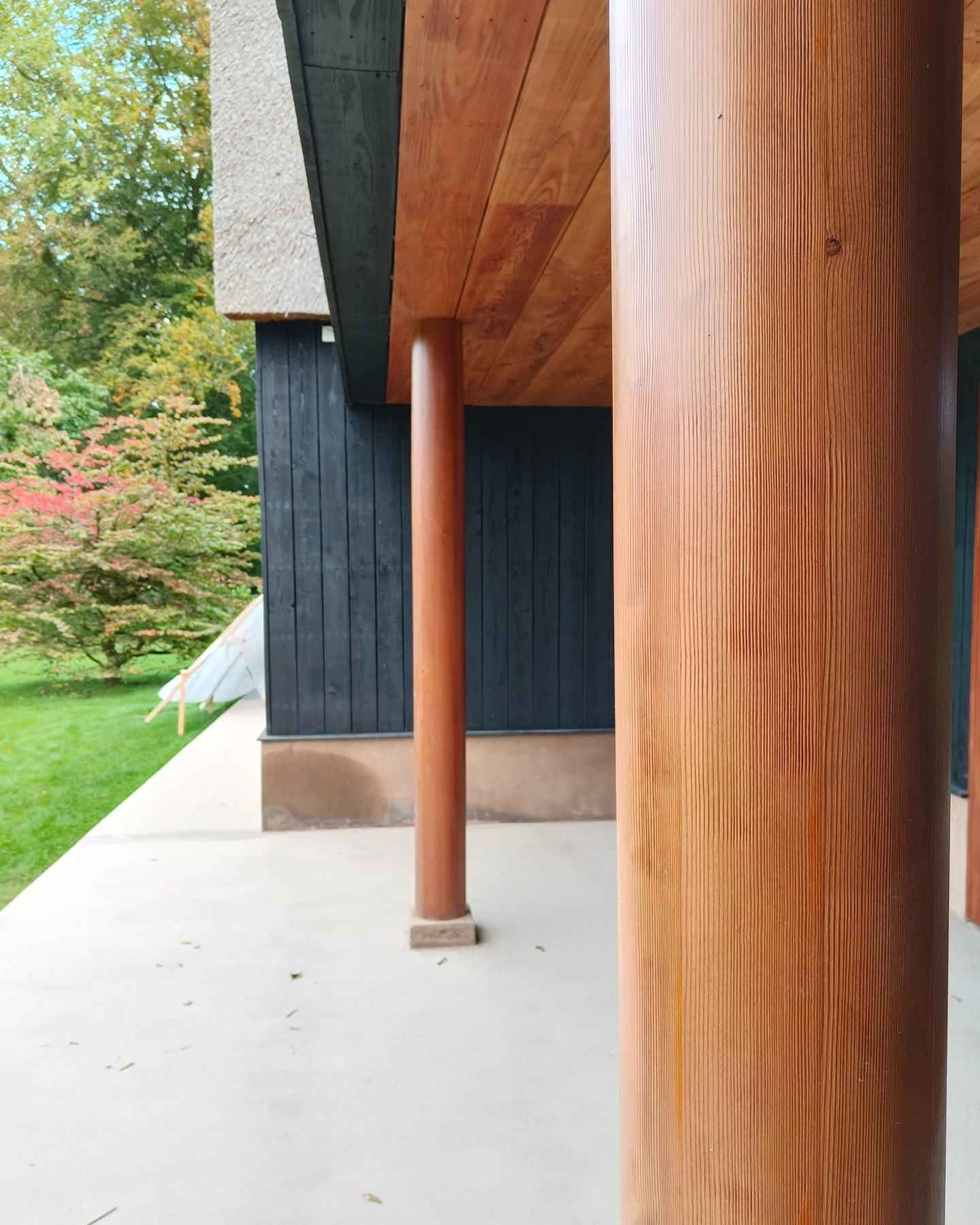 Wist je dat deze houten kolom in 2 delen is gemonteerd en stiekem een stalen paal verbergt in zijn holle kern? 😲✨
In ons atelier maakten we de twee kolomhelften op maat, zodat ze gemakkelijk gemonteerd konden worden op het terras van de klant.
Het resultaat?
Een naadloze afwerking die lijkt alsof de houten paal er altijd al was! 😍
Hoewel onze kolommen tot 30 ton kunnen dragen, werden ze in dit geval als decoratieve toepassing ingezet.
De klant koos voor Noords Grenenhout, prachtig afgewerkt in een kleur die helemaal tot zijn recht komt in contrast met de zwarte gevelbeplanking. 🌲💫
Wij zijn helemaal fan van het eindresultaat! En jij? 😎👇
#houtkunst #maatwerk #houtenkolom #hollekolom #Noordsgrenenhout #houtmaatwerk #terrasinspiratie #houtdesign