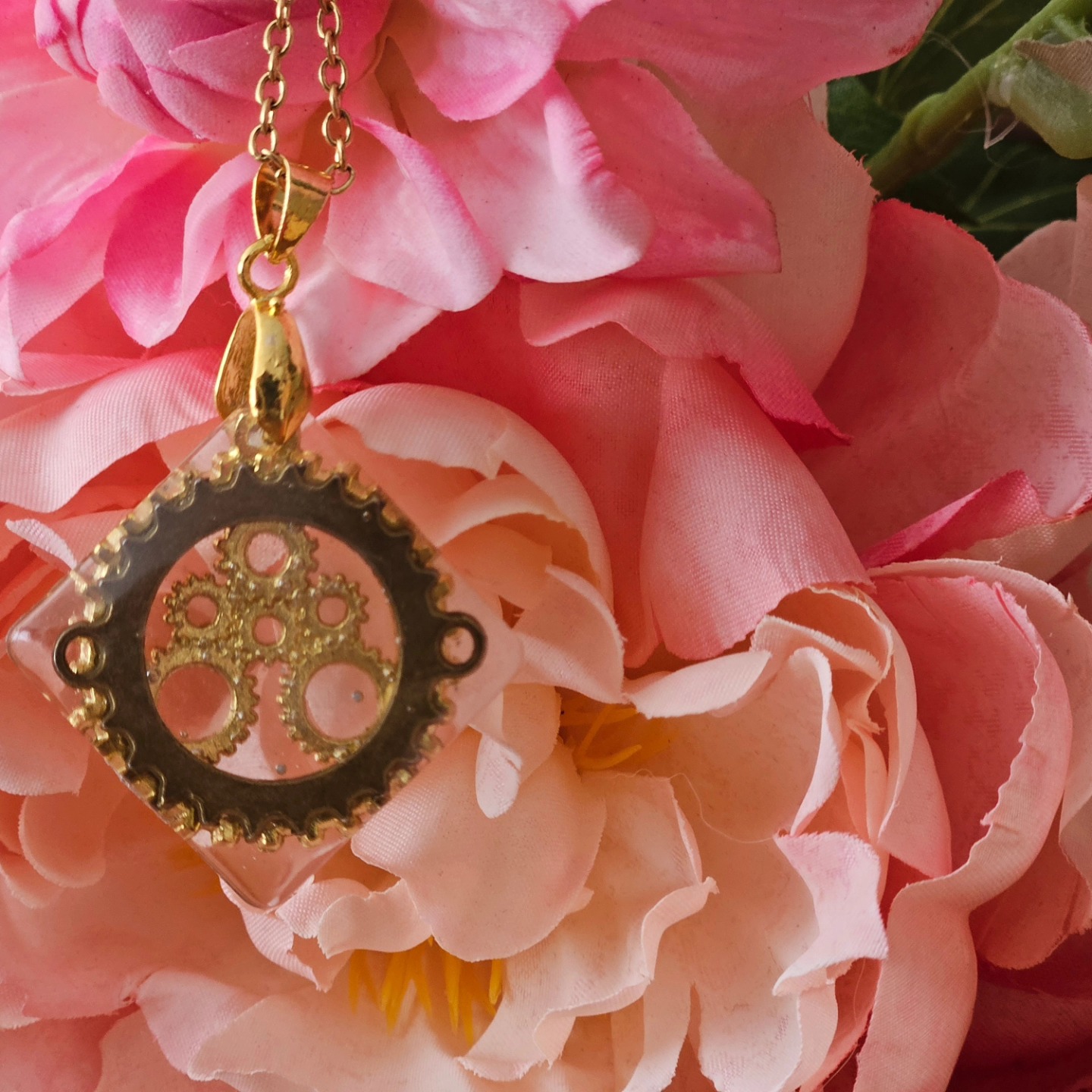 En weer een paar online. Check mijn website voor de nieuwste kettingen 😁 www.pastellum.nl onder kopje jewels 😇
#resintime #resin #steampunk #hanger #ketting