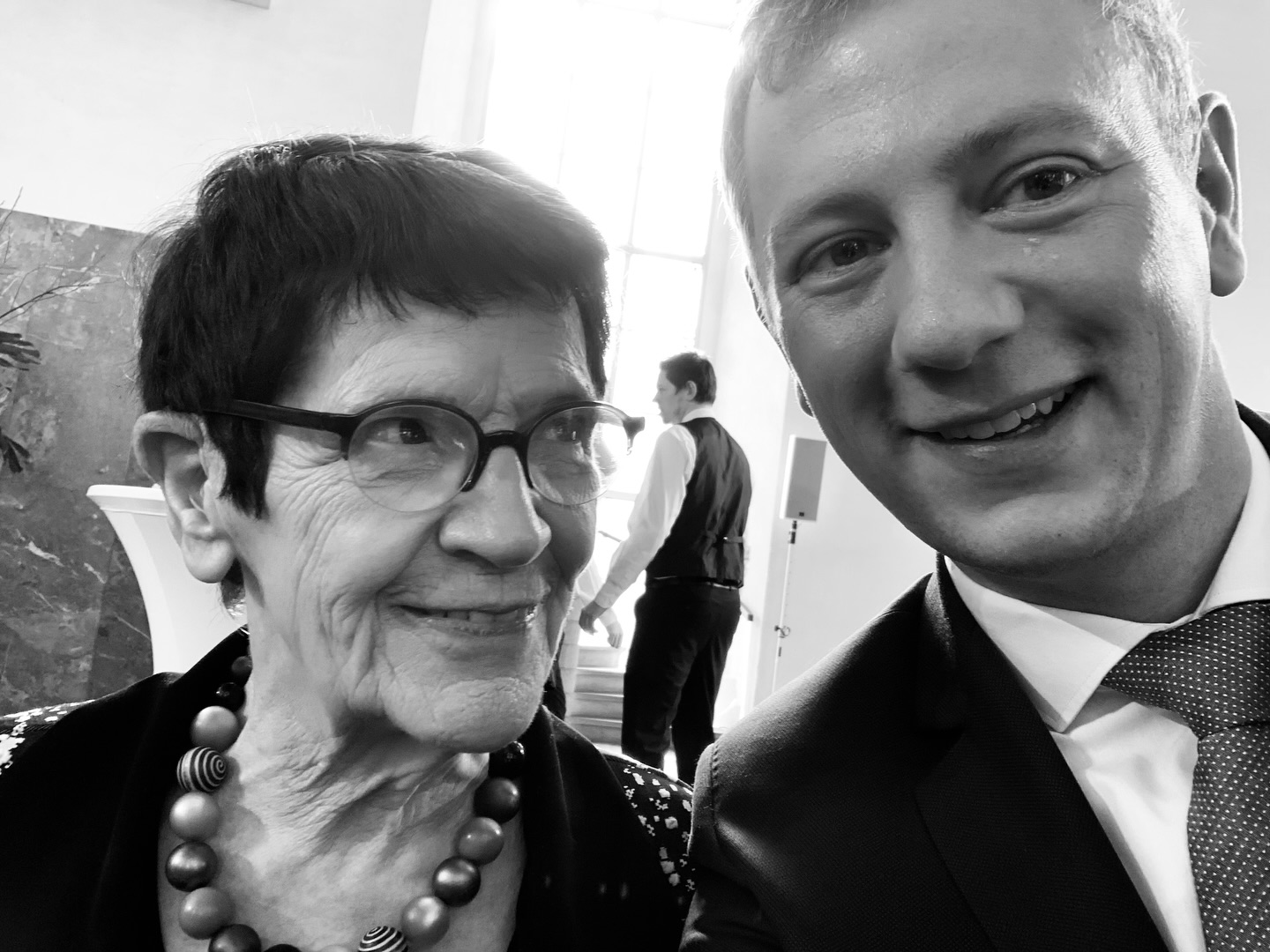Mit tiefem Bedauern habe ich heute vom Tod von Rita Süssmuth im Alter von 88 Jahren erfahren. Dieses Foto von unserem gemeinsamen Besuch beim Festakt „100 Jahre Volkshochschule” in der Frankfurter Paulskirche zeigt ihre herzliche, lebensfrohe Art – strahlend neben mir inmitten von Beethovens Musik und Voßkuhles Rede zum Bildungsauftrag des Grundgesetzes.
Sie lebte liberale Werte: Aufklärung, Chancengerechtigkeit und Vernunft – von Frauenpolitik bis Einwanderungsrecht. Rita Süssmuth war eine starke und beeindruckende Frau. „Überlasst die Welt nicht den Wahnsinnigen!” bleibt ihre Mahnung. Ihre Wärme fehlt bereits jetzt.
Ruhe in Frieden.