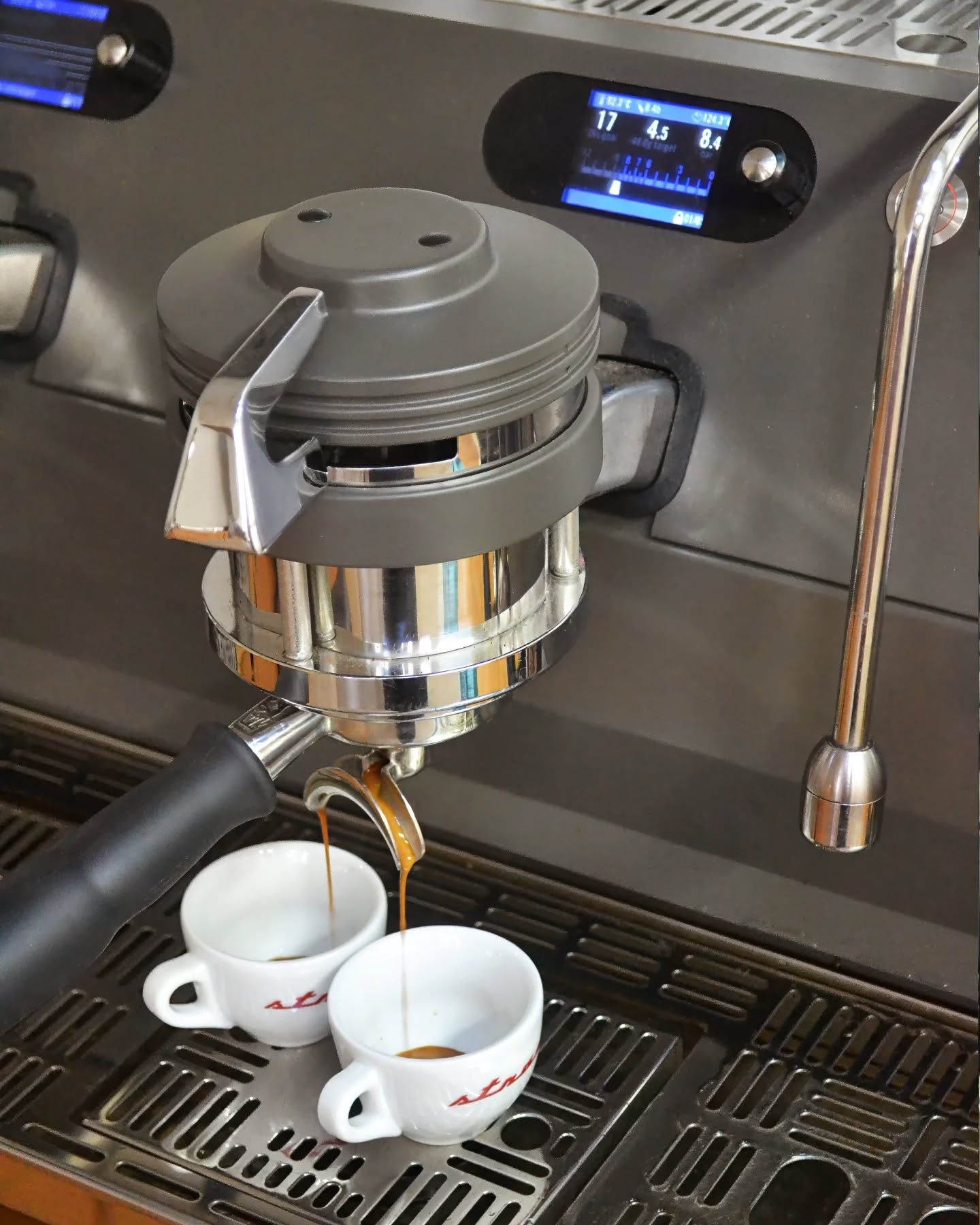 STRADA X 🚀
Nous avons choisi pour notre laboratoire, la Strada X, un bijou signé @lamarzocco.
Bien plus qu’une machine à espresso, c’est un outil de précision. Grâce au contrôle de la pression et de toutes les variables d’extraction, elle nous aide à explorer toute la complexité d’un café — au labo, en formation barista comme en contrôle qualité.
Une machine d’exception, pensée pour comprendre, affiner et repousser nos standards, tasse après tasse.
Envie de la voir en action ? DM pour réserver un tasting 💫